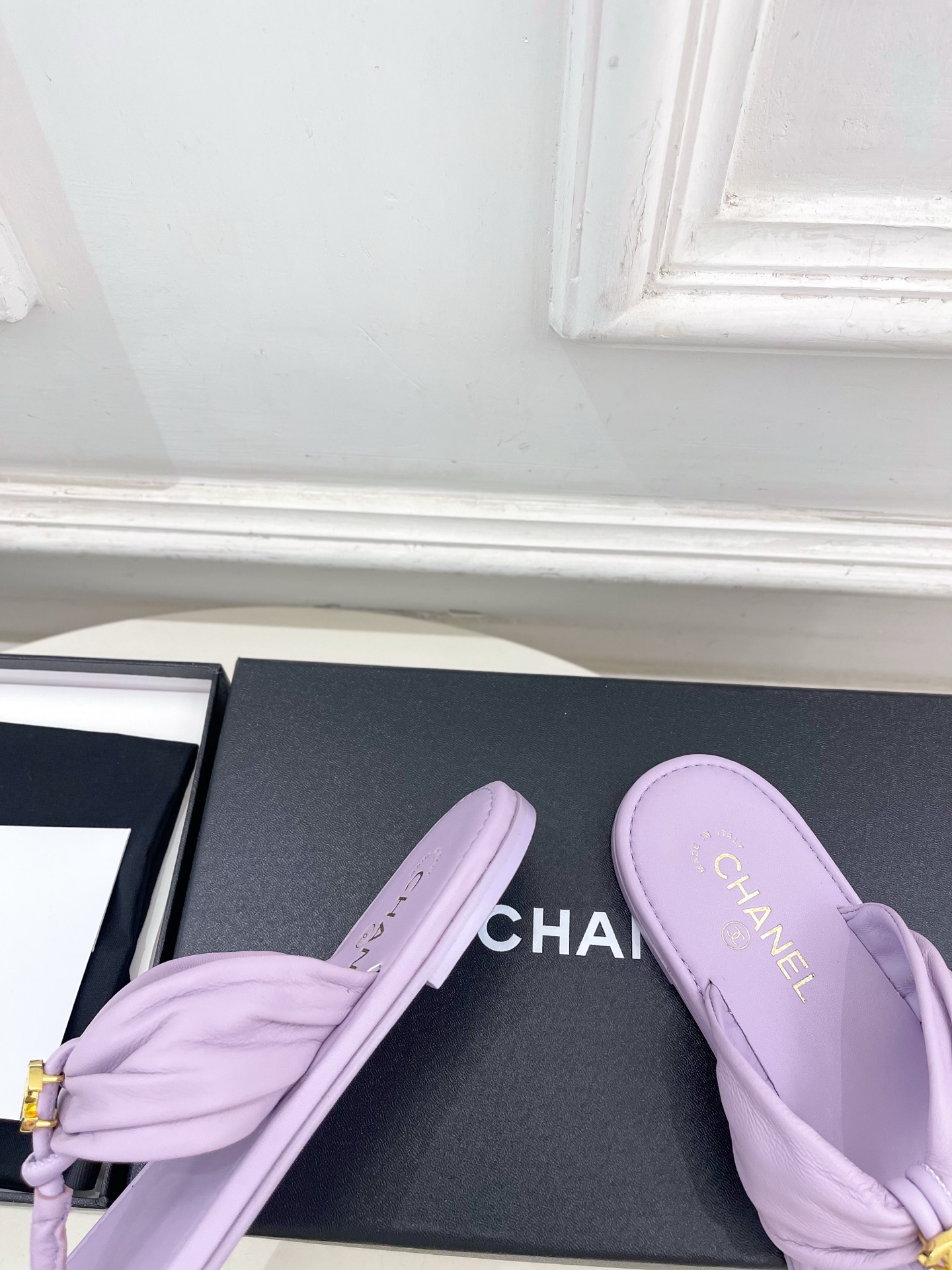 𝐂𝐇𝐀𝐍𝐄𝐋  | 小香  26𝐬𝐬 🦋2026 春夏新品  专柜经典走秀款 小香双C褶皱平底人字拖鞋 