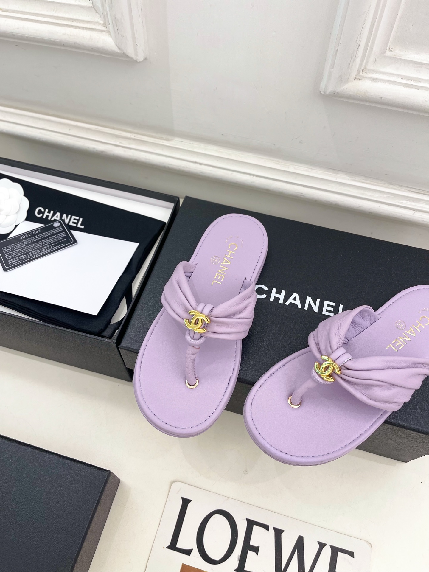 𝐂𝐇𝐀𝐍𝐄𝐋  | 小香  26𝐬𝐬 🦋2026 春夏新品  专柜经典走秀款 小香双C褶皱平底人字拖鞋 