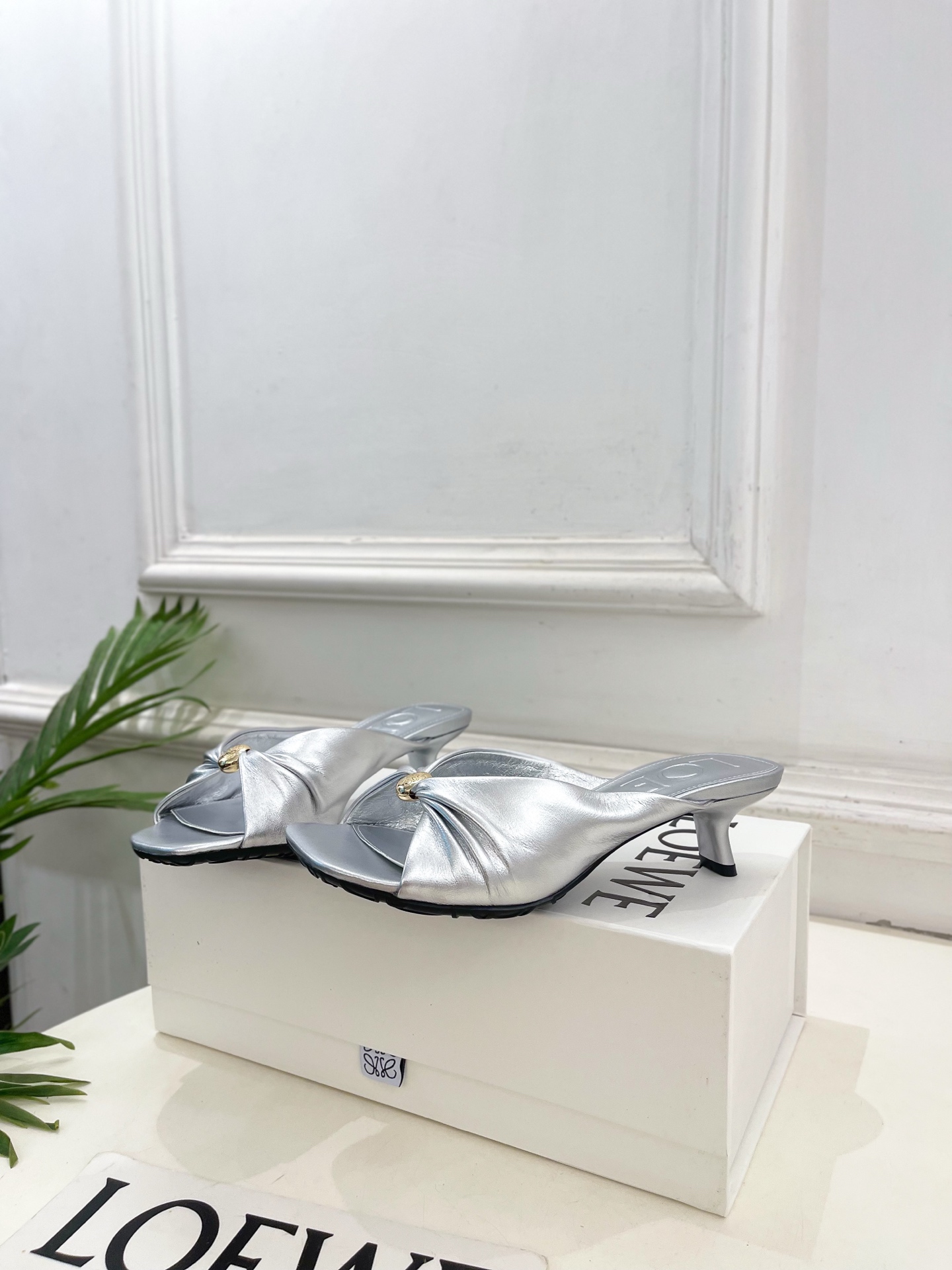 LOEWE 罗意威 2026春夏新品 Pebble小猫跟褶皱拖鞋—————————LOEWE作为这两年最