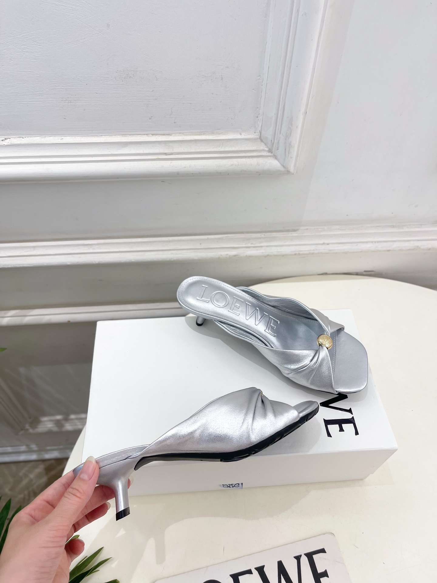 LOEWE 罗意威 2026春夏新品 Pebble小猫跟褶皱拖鞋—————————LOEWE作为这两年最