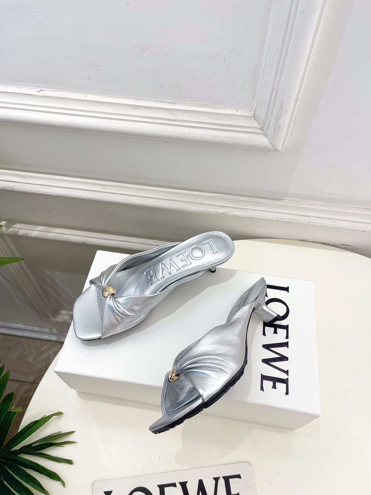 LOEWE 罗意威 2026春夏新品 Pebble小猫跟褶皱拖鞋—————————LOEWE作为这两年最