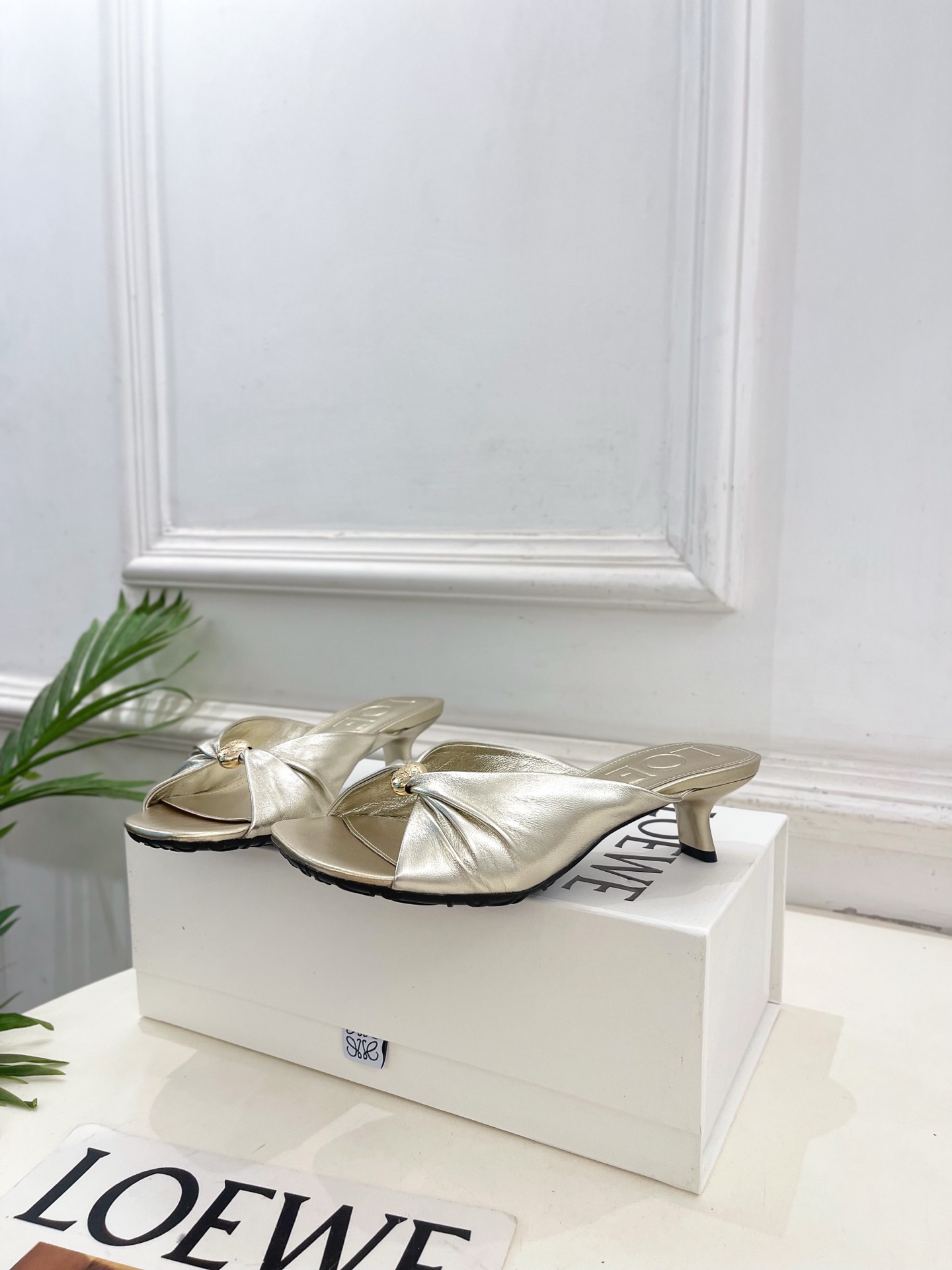 LOEWE 罗意威 2026春夏新品 Pebble小猫跟褶皱拖鞋—————————LOEWE作为这两年最