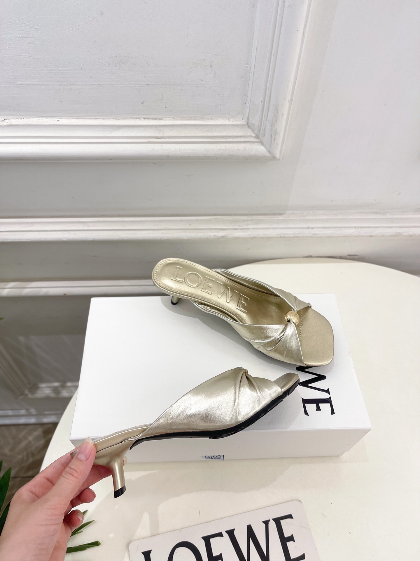 LOEWE 罗意威 2026春夏新品 Pebble小猫跟褶皱拖鞋—————————LOEWE作为这两年最