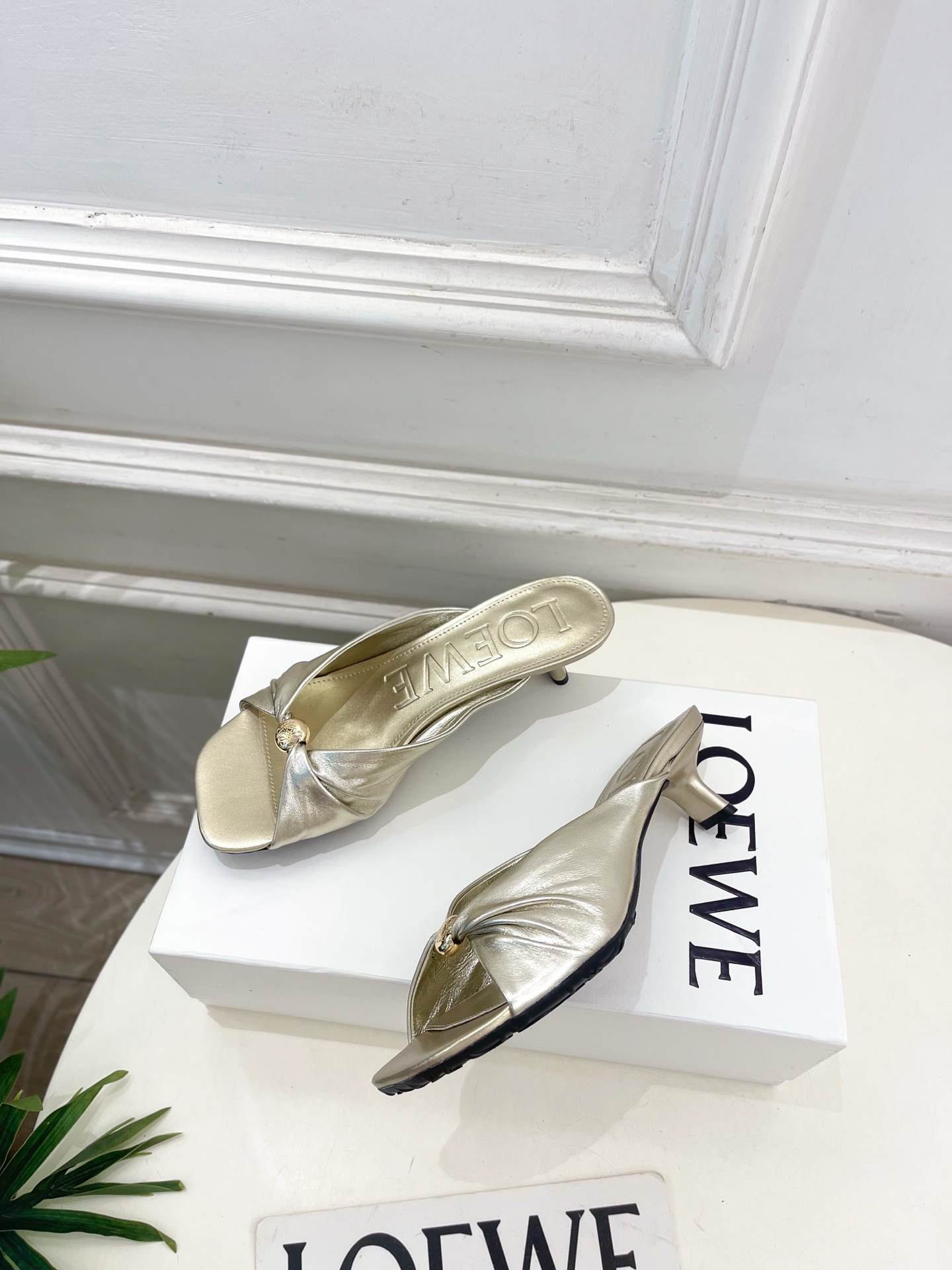 LOEWE 罗意威 2026春夏新品 Pebble小猫跟褶皱拖鞋—————————LOEWE作为这两年最