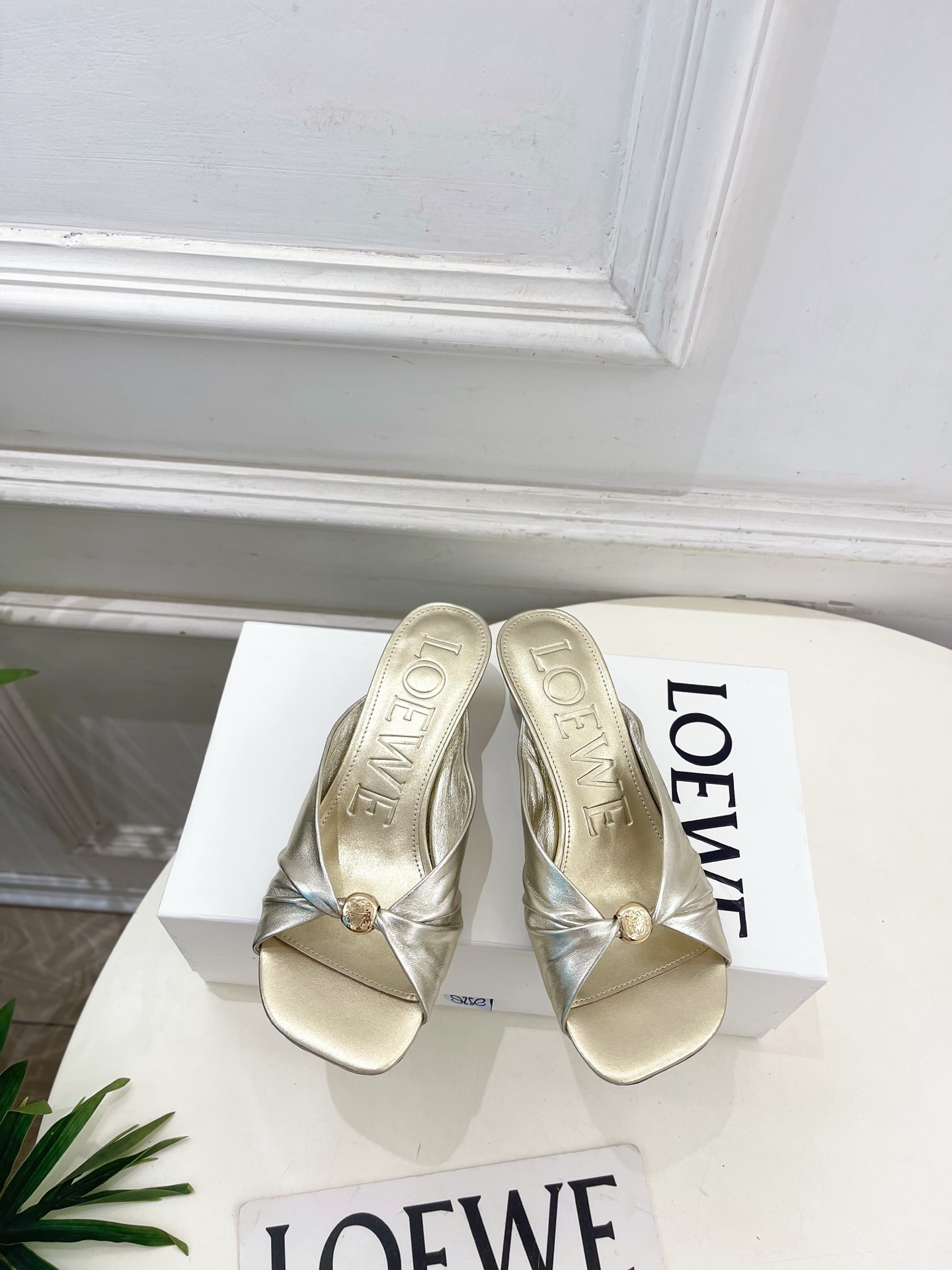 LOEWE 罗意威 2026春夏新品 Pebble小猫跟褶皱拖鞋—————————LOEWE作为这两年最