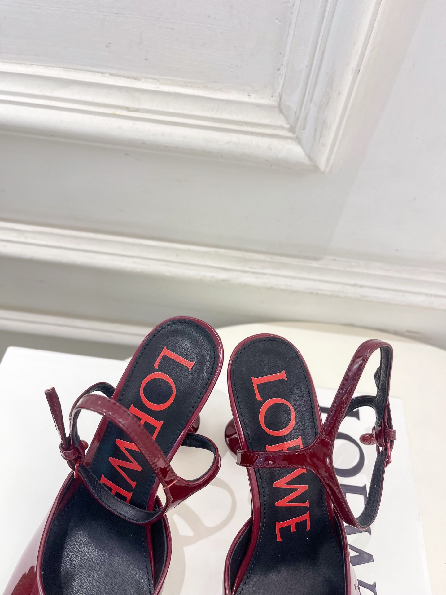 LOEWE 罗意威 2026春夏新品  Toy 漆皮踝带平底鞋 高跟鞋—————————LOEWE作为这