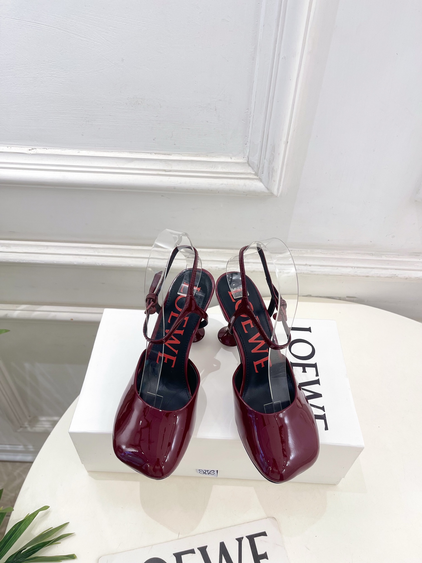 LOEWE 罗意威 2026春夏新品  Toy 漆皮踝带平底鞋 高跟鞋—————————LOEWE作为这