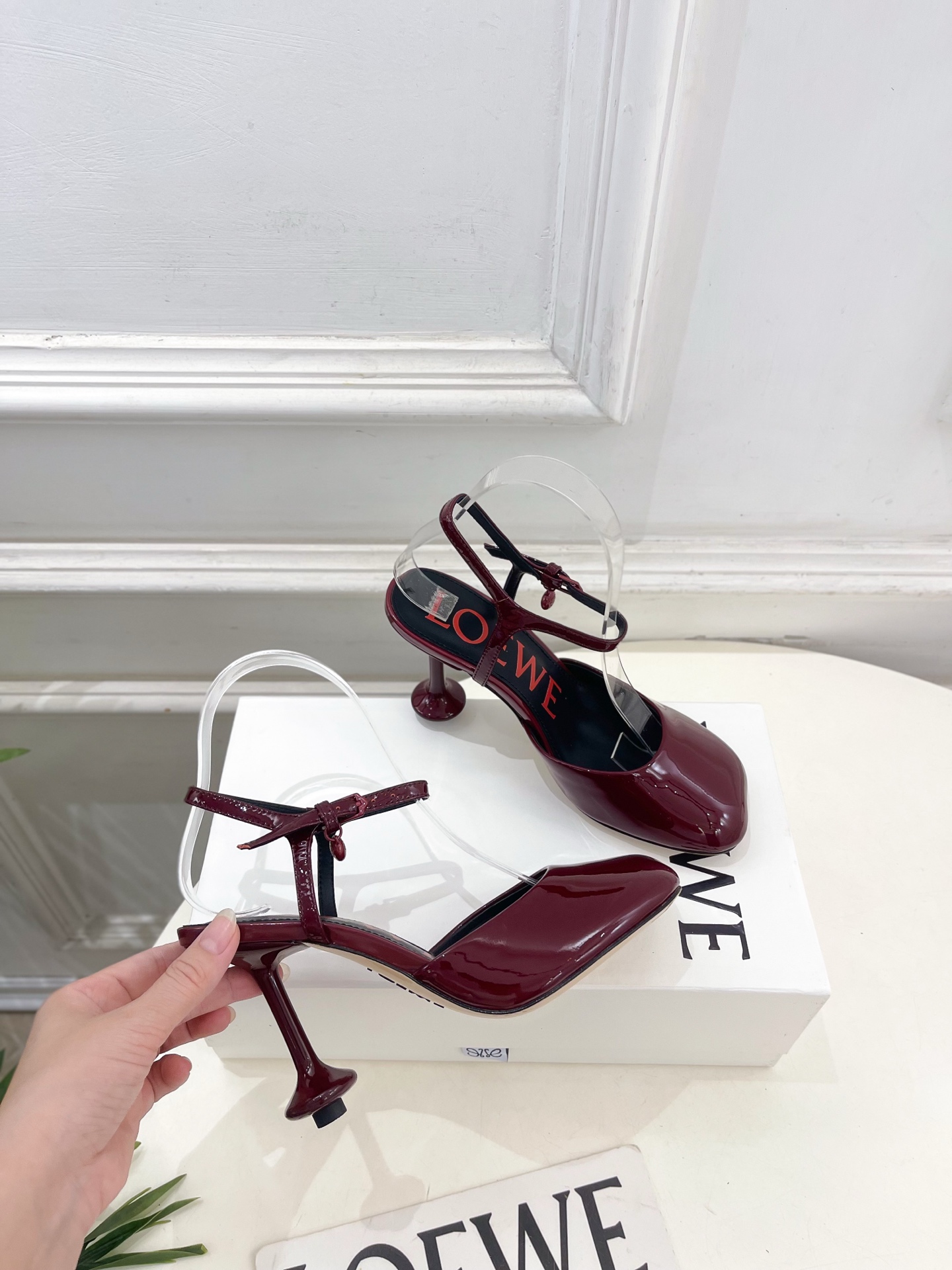 LOEWE 罗意威 2026春夏新品  Toy 漆皮踝带平底鞋 高跟鞋—————————LOEWE作为这