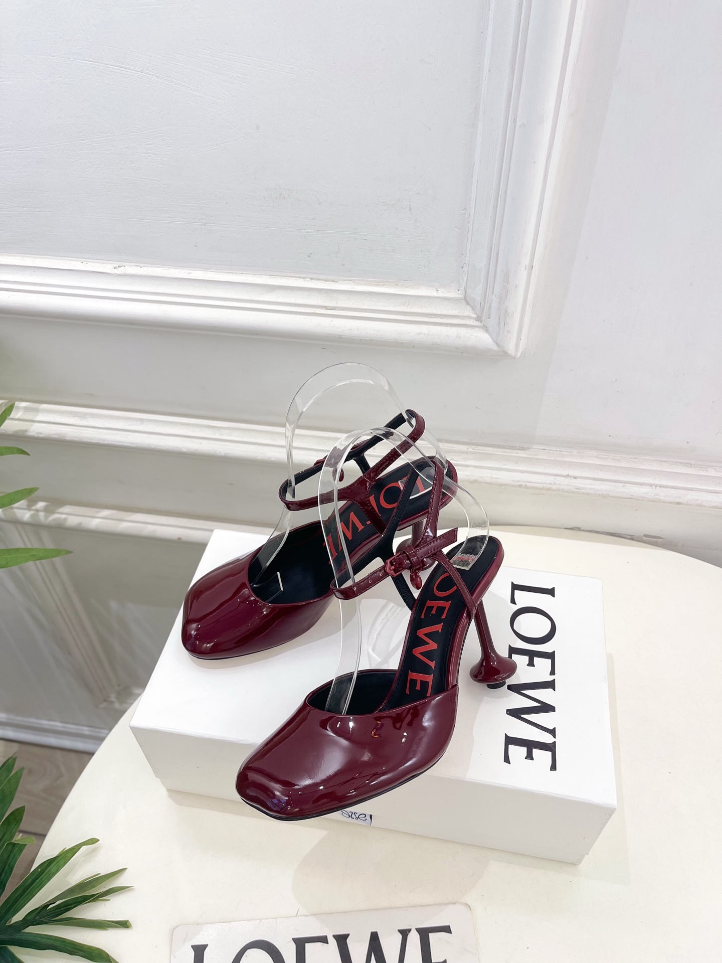 LOEWE 罗意威 2026春夏新品  Toy 漆皮踝带平底鞋 高跟鞋—————————LOEWE作为这
