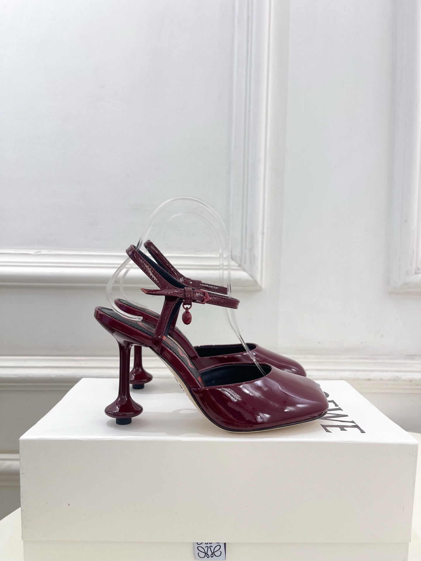 LOEWE 罗意威 2026春夏新品  Toy 漆皮踝带平底鞋 高跟鞋—————————LOEWE作为这