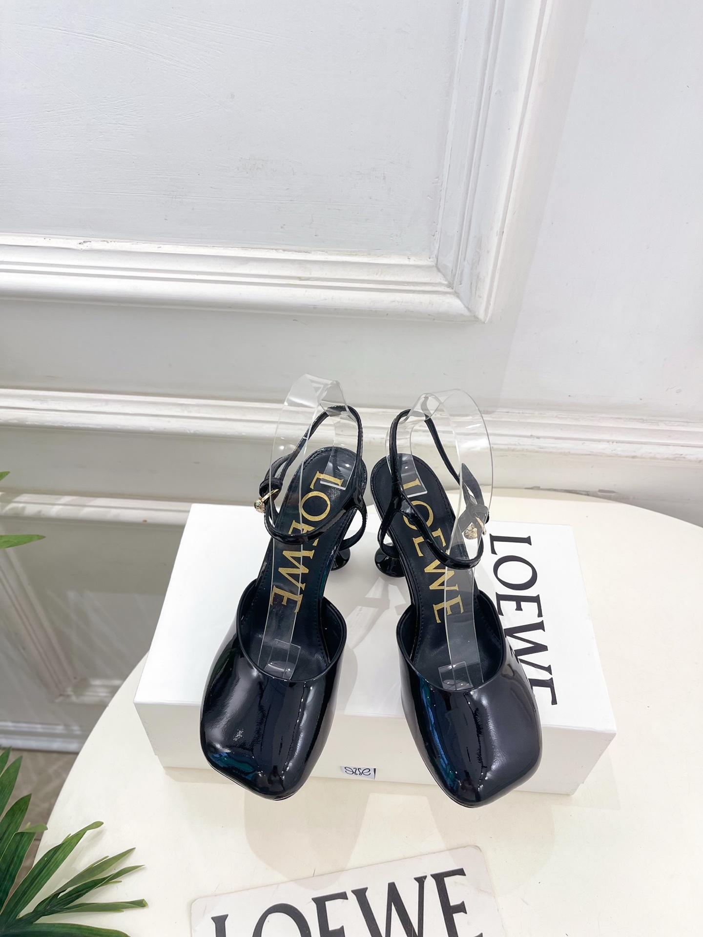 LOEWE 罗意威 2026春夏新品  Toy 漆皮踝带平底鞋 高跟鞋—————————LOEWE作为这