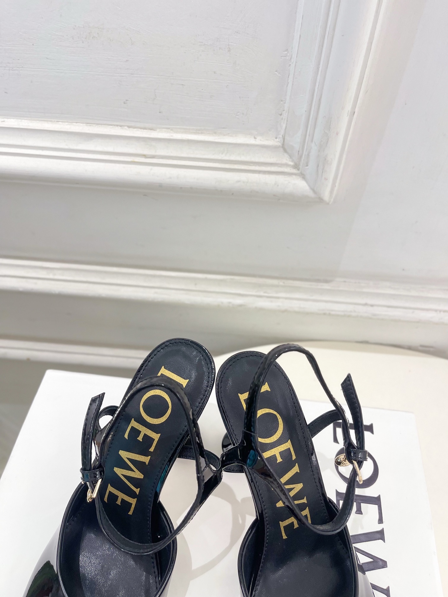 LOEWE 罗意威 2026春夏新品  Toy 漆皮踝带平底鞋 高跟鞋—————————LOEWE作为这