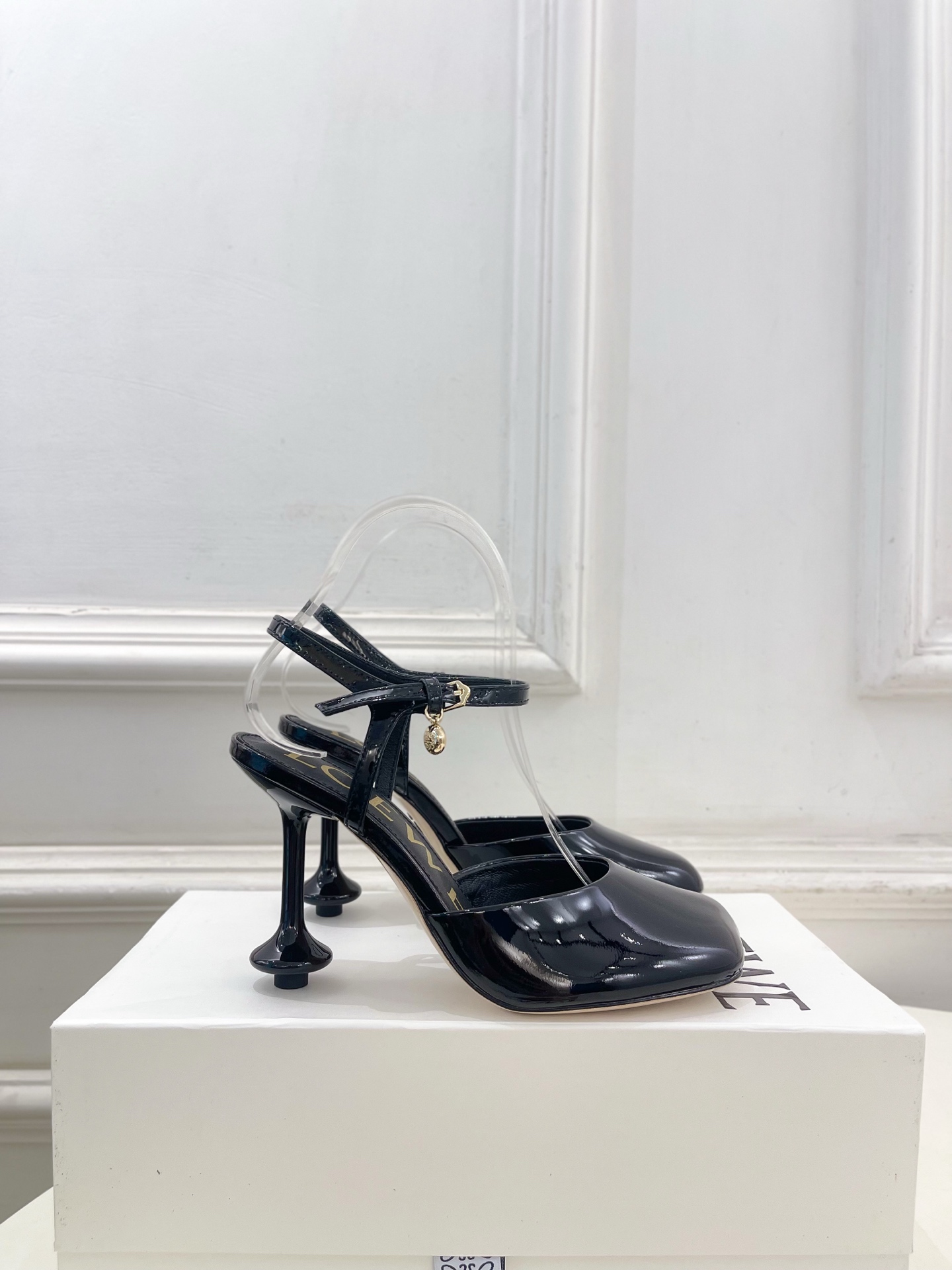 LOEWE 罗意威 2026春夏新品  Toy 漆皮踝带平底鞋 高跟鞋—————————LOEWE作为这