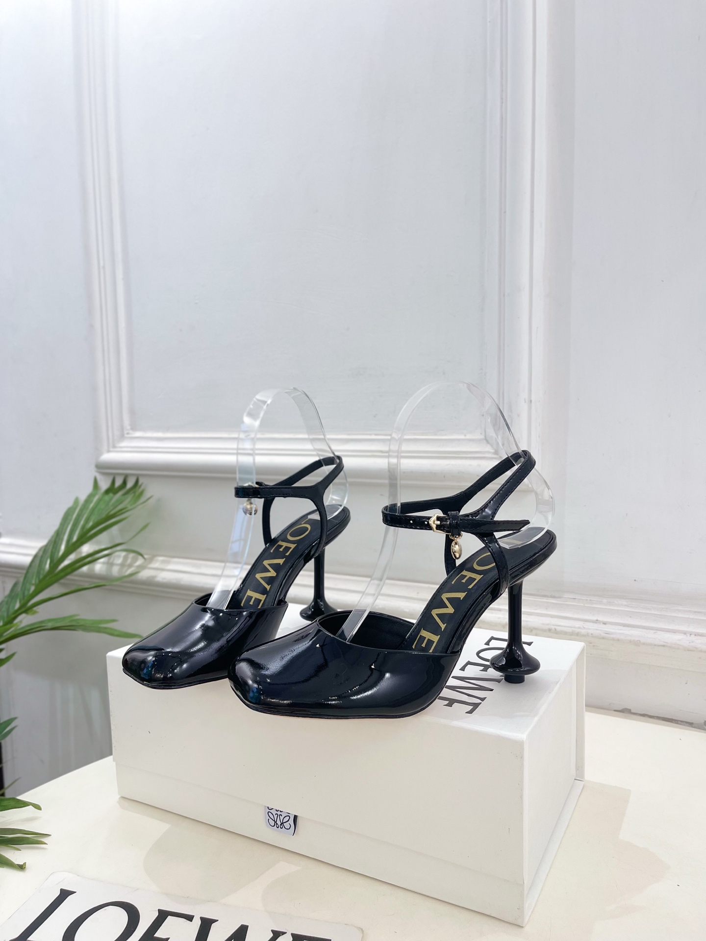 LOEWE 罗意威 2026春夏新品  Toy 漆皮踝带平底鞋 高跟鞋—————————LOEWE作为这