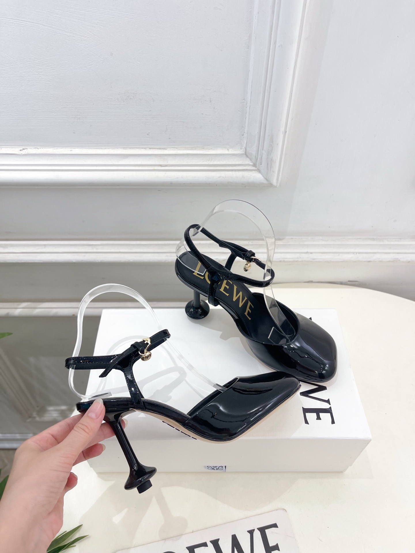 LOEWE 罗意威 2026春夏新品  Toy 漆皮踝带平底鞋 高跟鞋—————————LOEWE作为这