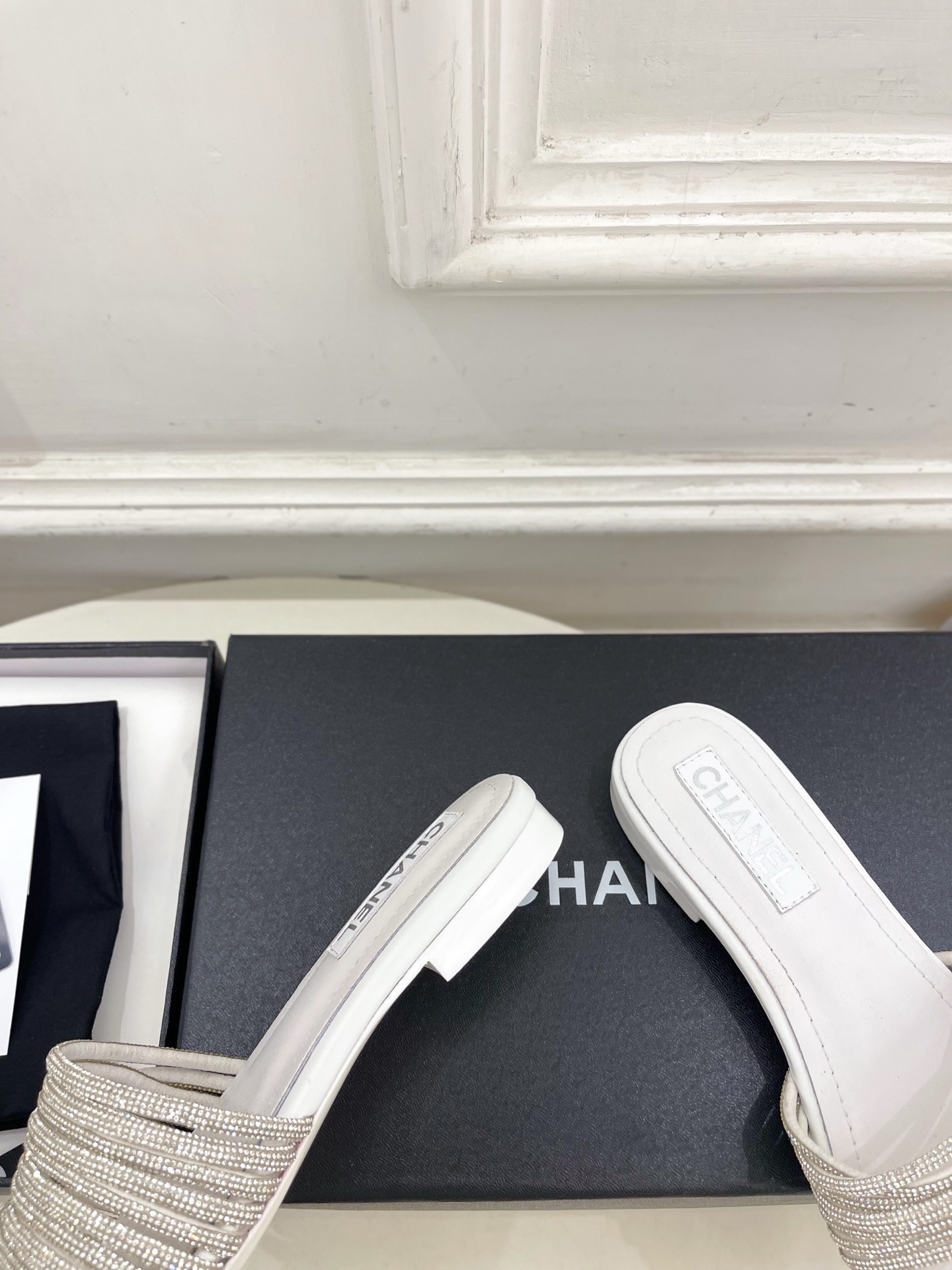 𝐂𝐇𝐀𝐍𝐄𝐋 | 小香 26𝐬𝐬 🦋2026 春夏新品 专柜经典走秀款 小香双C水钻带 粗跟 平底 𝐂𝐇𝐀𝐍𝐄𝐋 | 小香 26𝐬𝐬 🦋2026 春夏新品 专柜经典走秀款 小香双C水钻带 粗跟 平底
