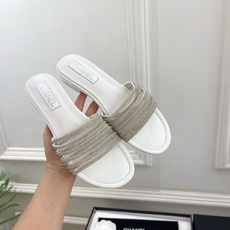𝐂𝐇𝐀𝐍𝐄𝐋 | 小香 26𝐬𝐬 🦋2026 春夏新品 专柜经典走秀款 小香双C水钻带 粗跟 平底 𝐂𝐇𝐀𝐍𝐄𝐋 | 小香 26𝐬𝐬 🦋2026 春夏新品 专柜经典走秀款 小香双C水钻带 粗跟 平底