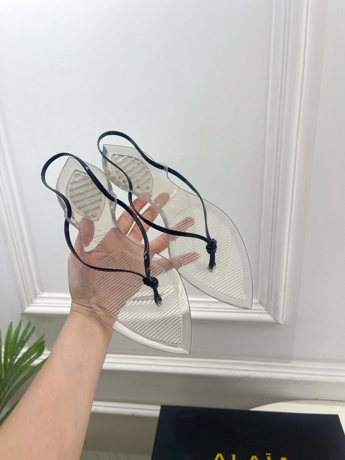 ALAÏA 阿莱亚26𝐬𝐬  2026春夏新品 秀场同款 最新果冻透明底细带夹胶人字拖鞋————————