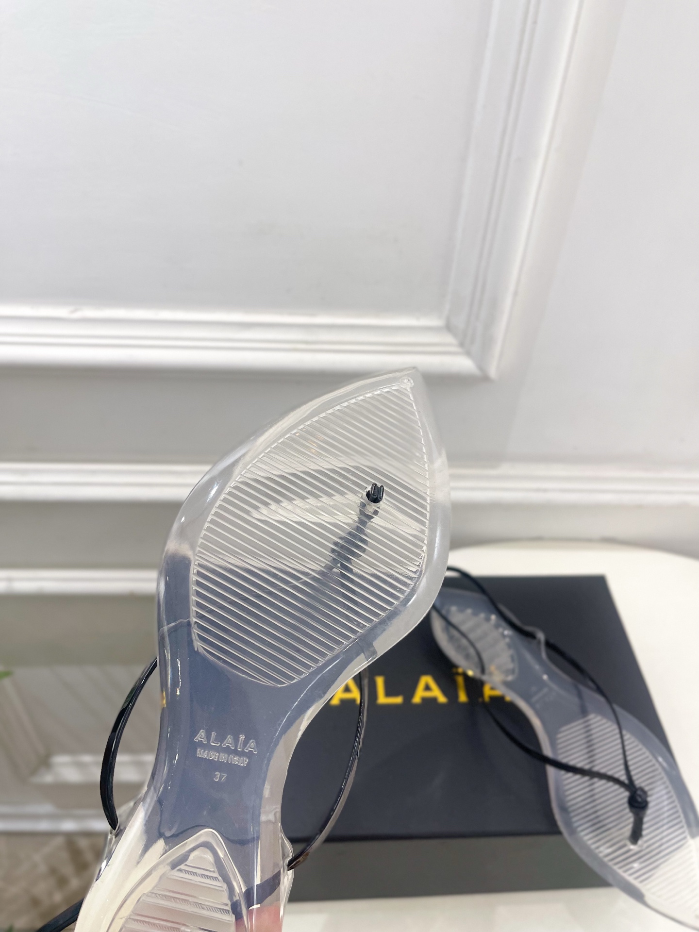 ALAÏA 阿莱亚26𝐬𝐬  2026春夏新品 秀场同款 最新果冻透明底细带夹胶人字拖鞋————————