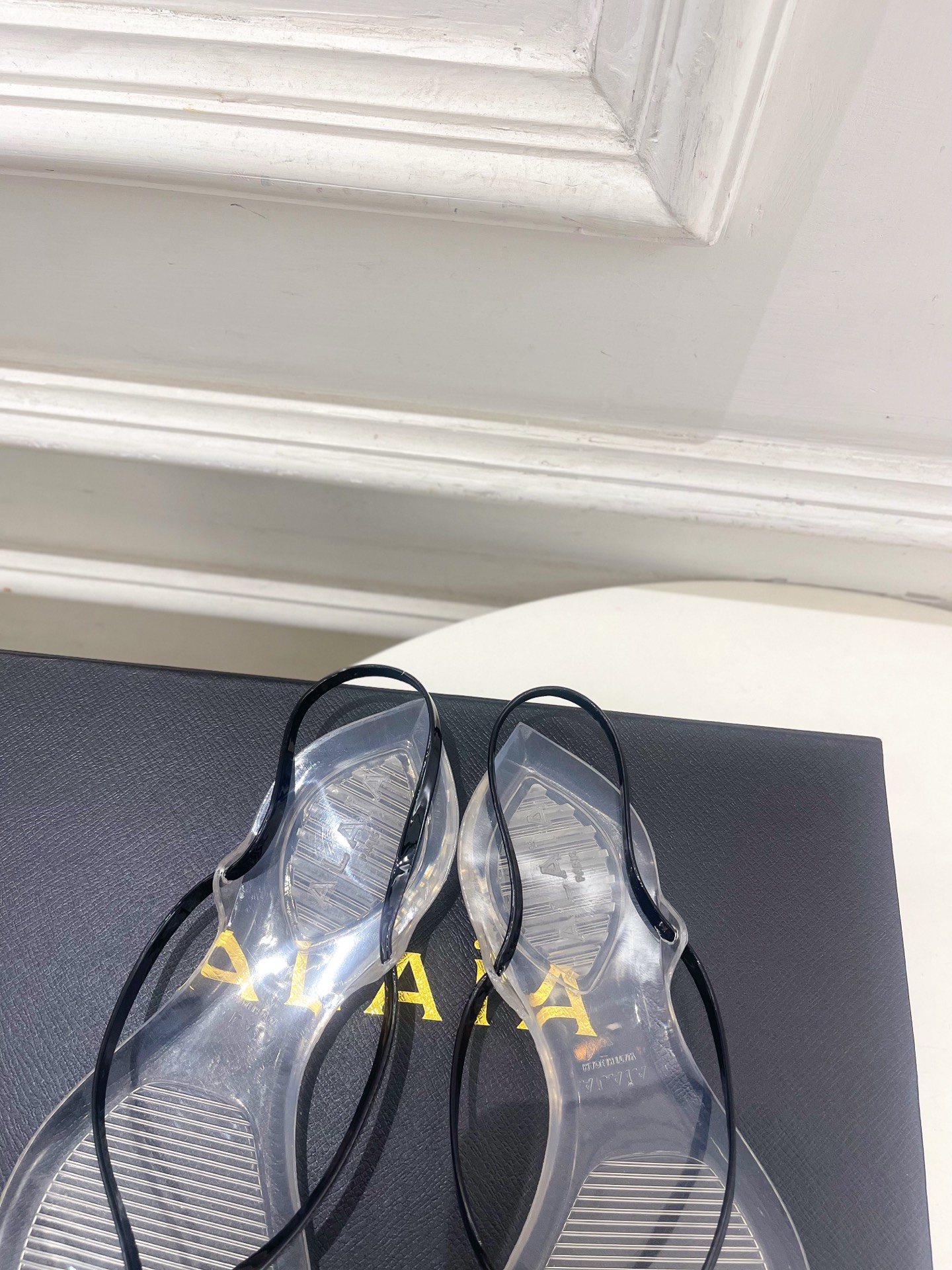 ALAÏA 阿莱亚26𝐬𝐬  2026春夏新品 秀场同款 最新果冻透明底细带夹胶人字拖鞋————————