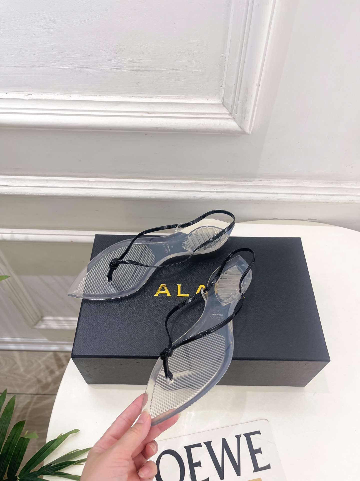 ALAÏA 阿莱亚26𝐬𝐬  2026春夏新品 秀场同款 最新果冻透明底细带夹胶人字拖鞋————————