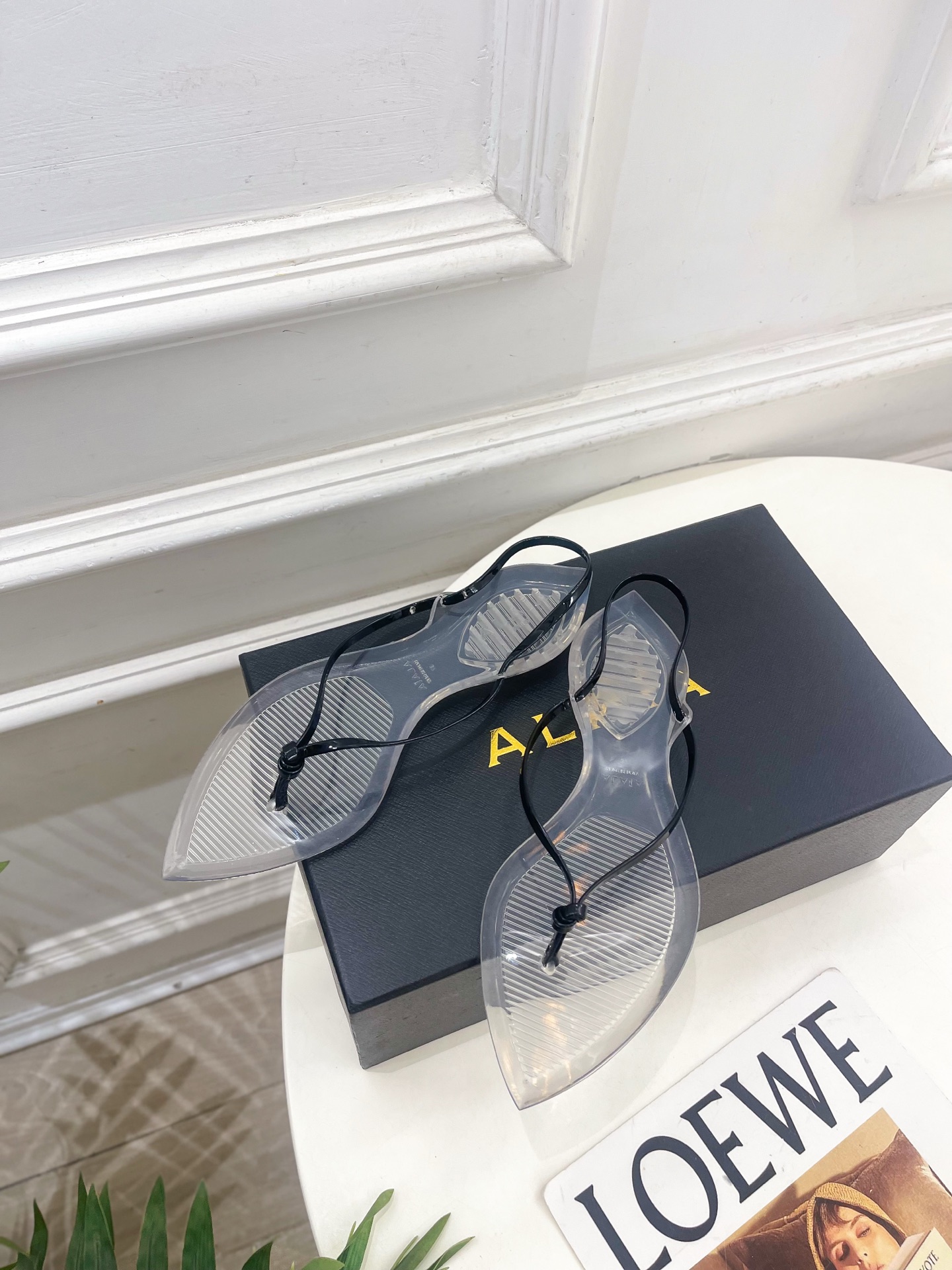 ALAÏA 阿莱亚26𝐬𝐬  2026春夏新品 秀场同款 最新果冻透明底细带夹胶人字拖鞋————————