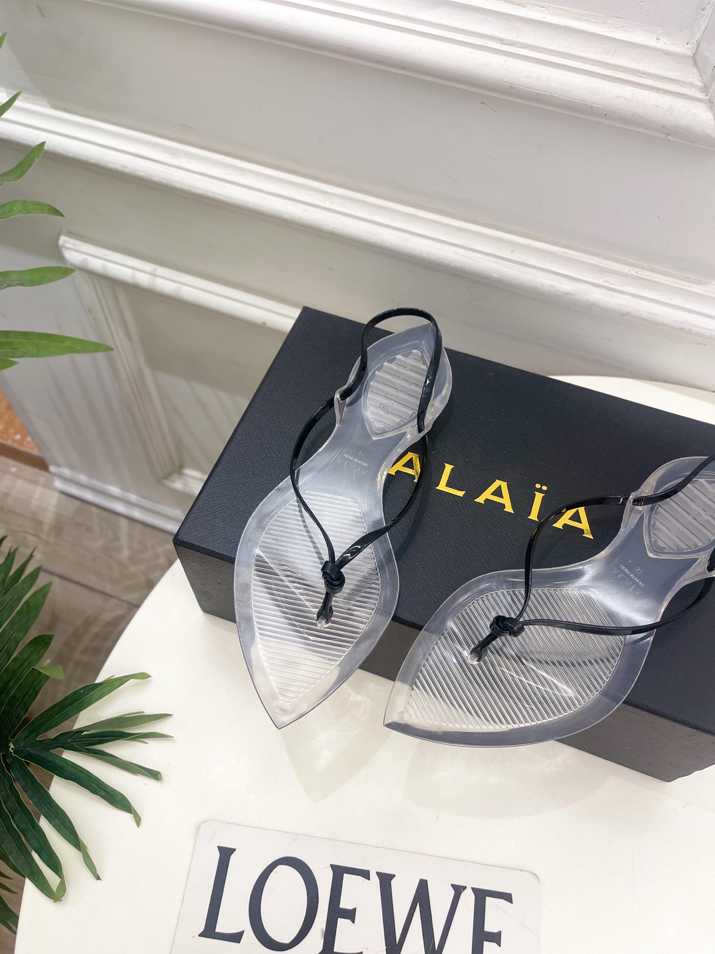 ALAÏA 阿莱亚26𝐬𝐬  2026春夏新品 秀场同款 最新果冻透明底细带夹胶人字拖鞋————————