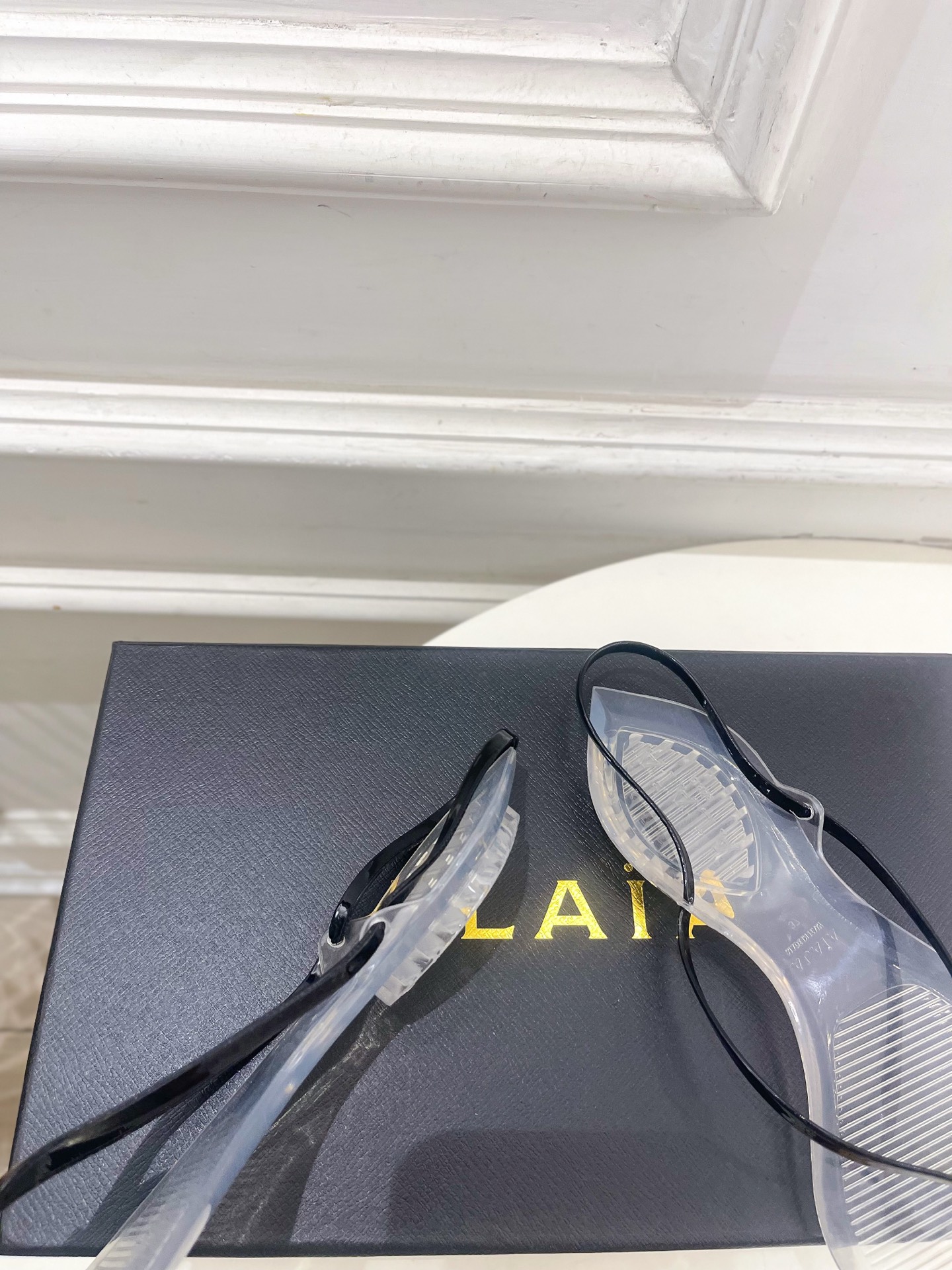 ALAÏA 阿莱亚26𝐬𝐬  2026春夏新品 秀场同款 最新果冻透明底细带夹胶人字拖鞋————————