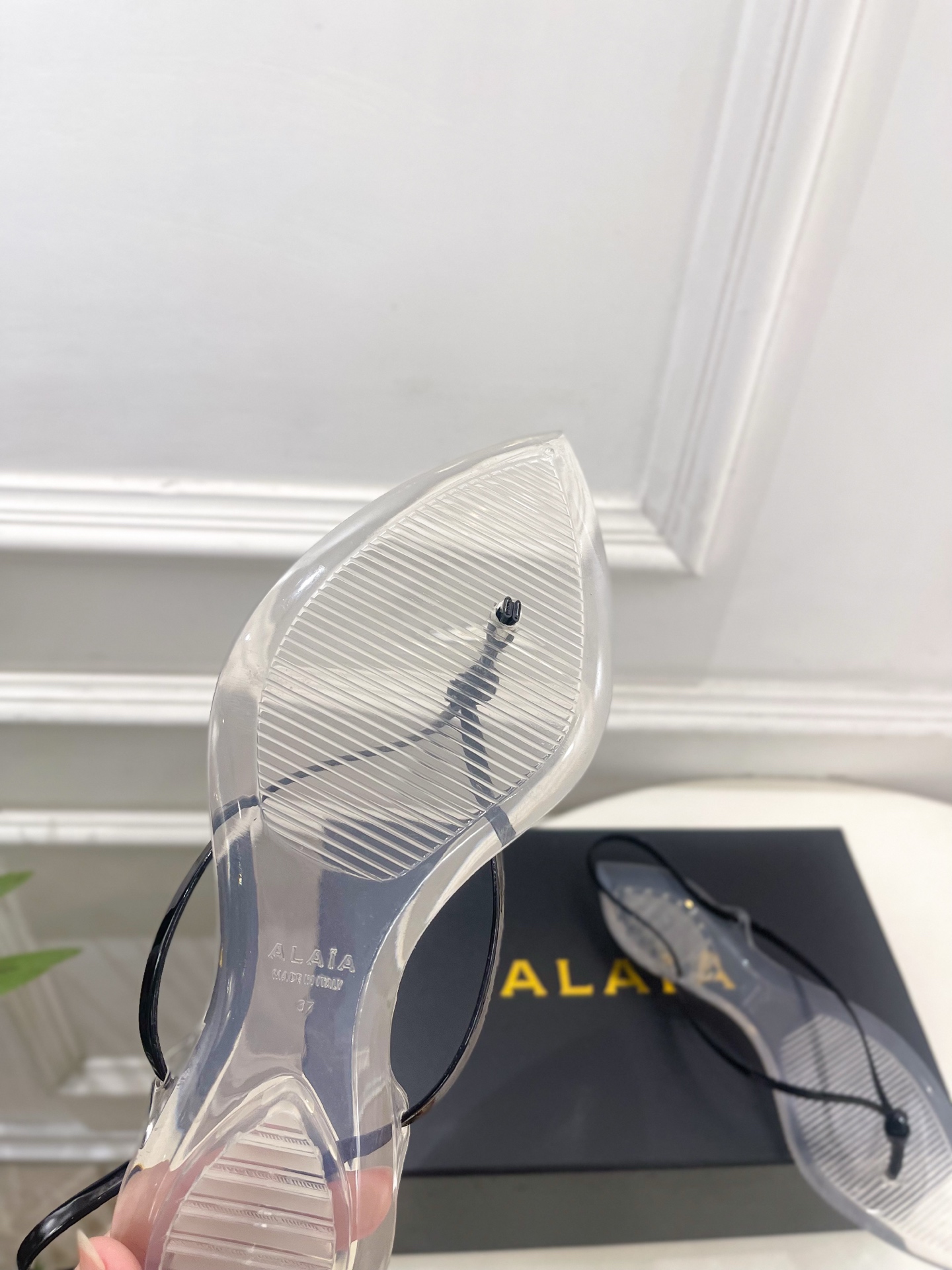 ALAÏA 阿莱亚26𝐬𝐬  2026春夏新品 秀场同款 最新果冻透明底细带夹胶人字拖鞋————————