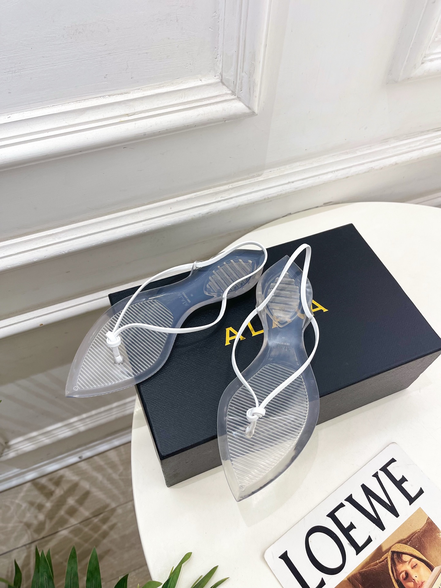 ALAÏA 阿莱亚26𝐬𝐬 2026春夏新品 秀场同款 最新果冻透明底细带夹胶人字拖鞋———————— ALAÏA 阿莱亚26𝐬𝐬 2026春夏新品 秀场同款 最新果冻透明底细带夹胶人字拖鞋————————