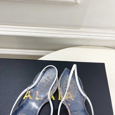 ALAÏA 阿莱亚26𝐬𝐬 2026春夏新品 秀场同款 最新果冻透明底细带夹胶人字拖鞋———————— ALAÏA 阿莱亚26𝐬𝐬 2026春夏新品 秀场同款 最新果冻透明底细带夹胶人字拖鞋————————