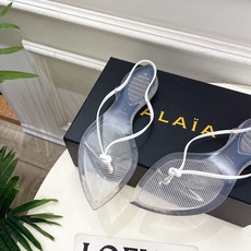ALAÏA 阿莱亚26𝐬𝐬 2026春夏新品 秀场同款 最新果冻透明底细带夹胶人字拖鞋———————— ALAÏA 阿莱亚26𝐬𝐬 2026春夏新品 秀场同款 最新果冻透明底细带夹胶人字拖鞋————————
