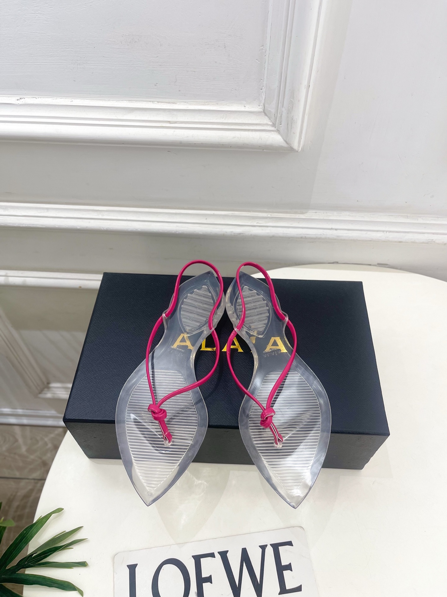 ALAÏA 阿莱亚26𝐬𝐬  2026春夏新品 秀场同款 最新果冻透明底细带夹胶人字拖鞋————————