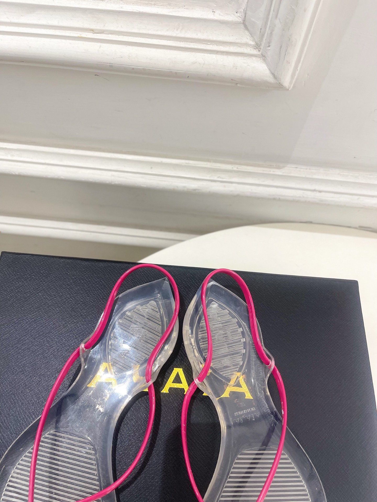 ALAÏA 阿莱亚26𝐬𝐬 2026春夏新品 秀场同款 最新果冻透明底细带夹胶人字拖鞋———————— ALAÏA 阿莱亚26𝐬𝐬 2026春夏新品 秀场同款 最新果冻透明底细带夹胶人字拖鞋————————