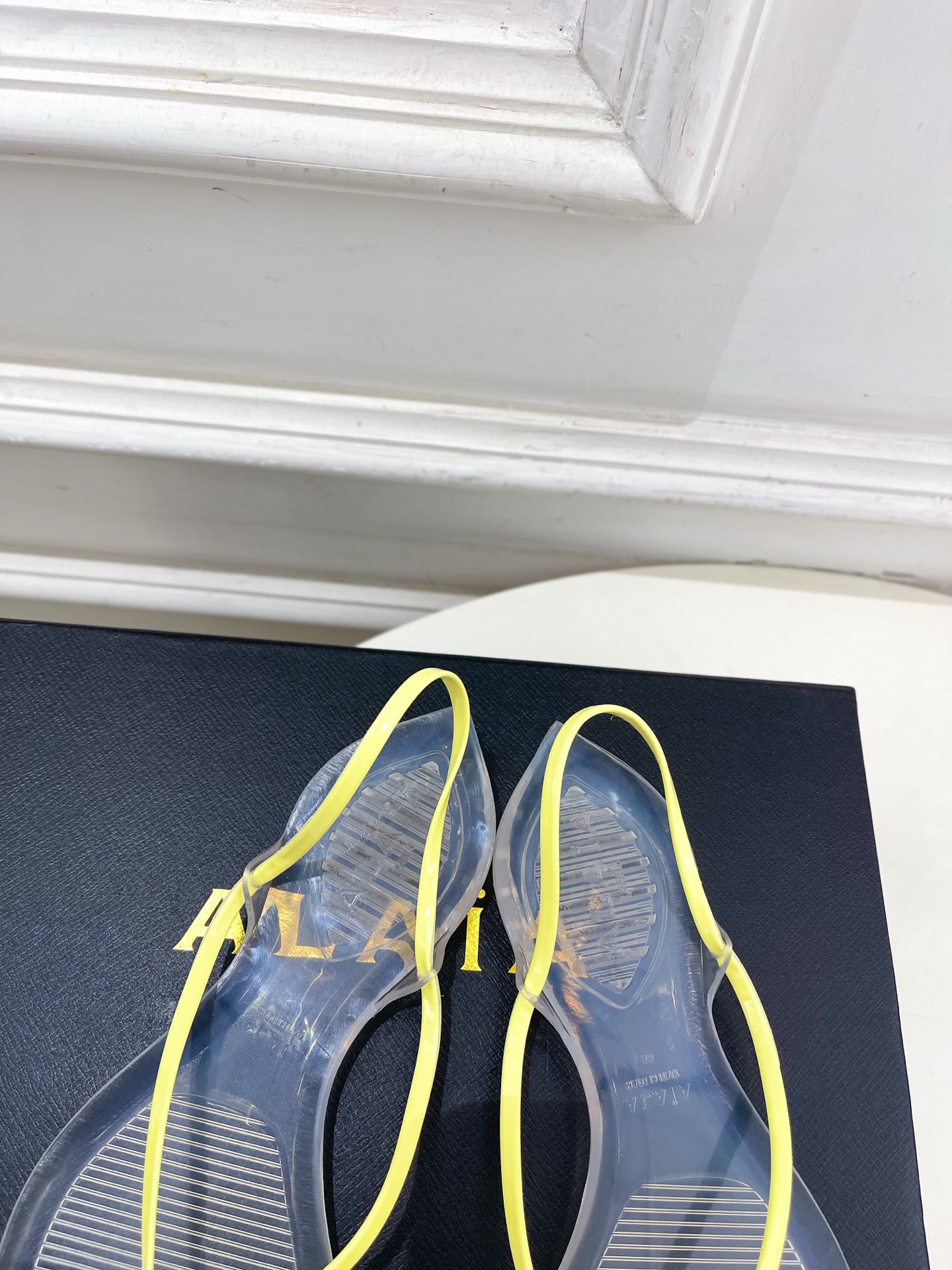 ALAÏA 阿莱亚26𝐬𝐬 2026春夏新品 秀场同款 最新果冻透明底细带夹胶人字拖鞋———————— ALAÏA 阿莱亚26𝐬𝐬 2026春夏新品 秀场同款 最新果冻透明底细带夹胶人字拖鞋————————