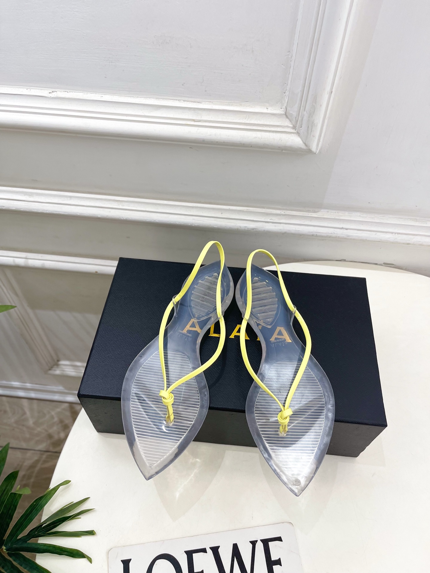 ALAÏA 阿莱亚26𝐬𝐬  2026春夏新品 秀场同款 最新果冻透明底细带夹胶人字拖鞋————————