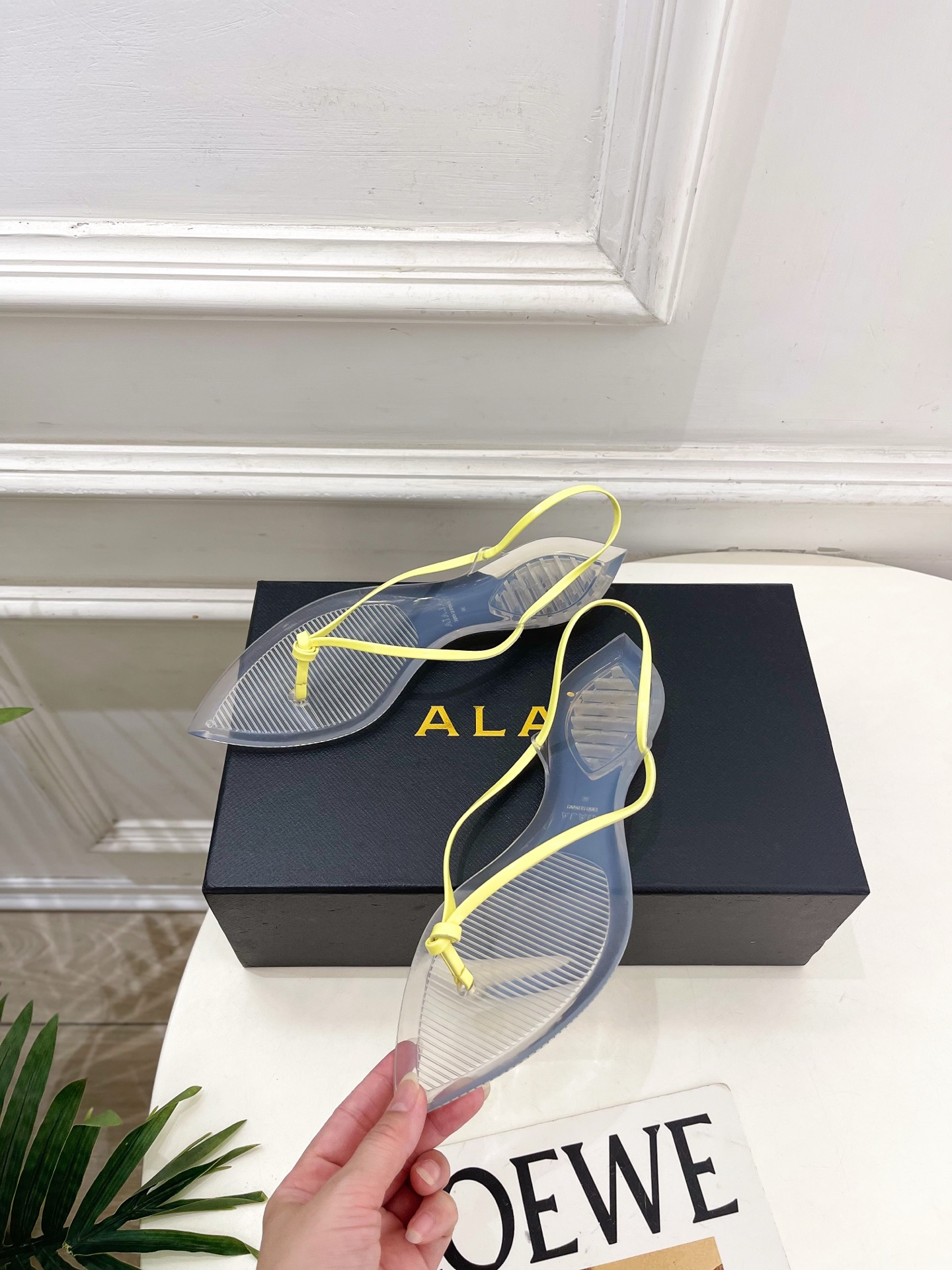 ALAÏA 阿莱亚26𝐬𝐬 2026春夏新品 秀场同款 最新果冻透明底细带夹胶人字拖鞋———————— ALAÏA 阿莱亚26𝐬𝐬 2026春夏新品 秀场同款 最新果冻透明底细带夹胶人字拖鞋————————