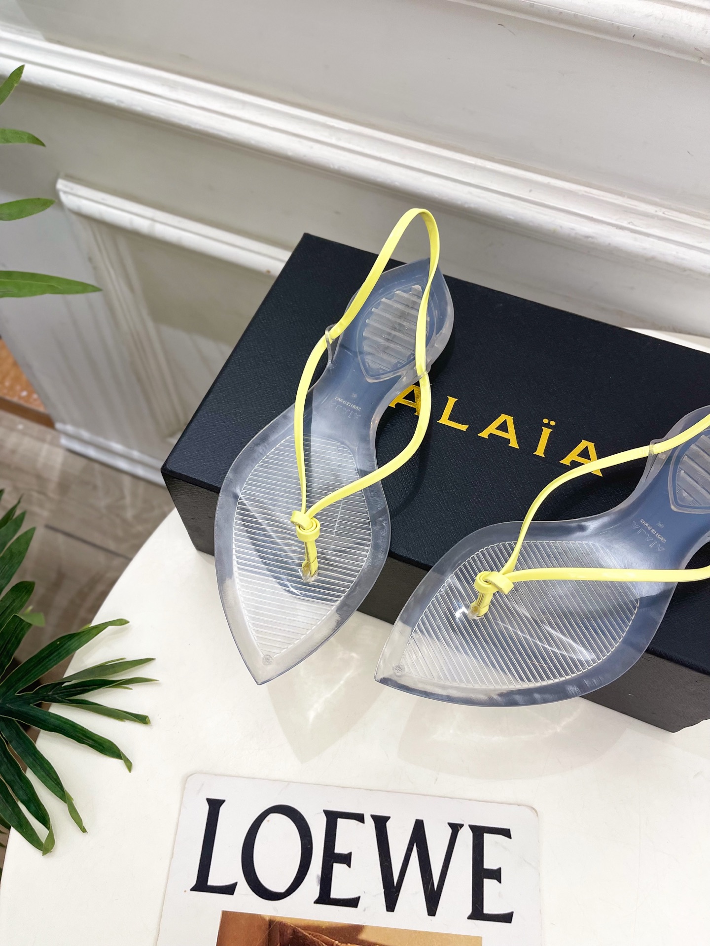 ALAÏA 阿莱亚26𝐬𝐬 2026春夏新品 秀场同款 最新果冻透明底细带夹胶人字拖鞋———————— ALAÏA 阿莱亚26𝐬𝐬 2026春夏新品 秀场同款 最新果冻透明底细带夹胶人字拖鞋————————