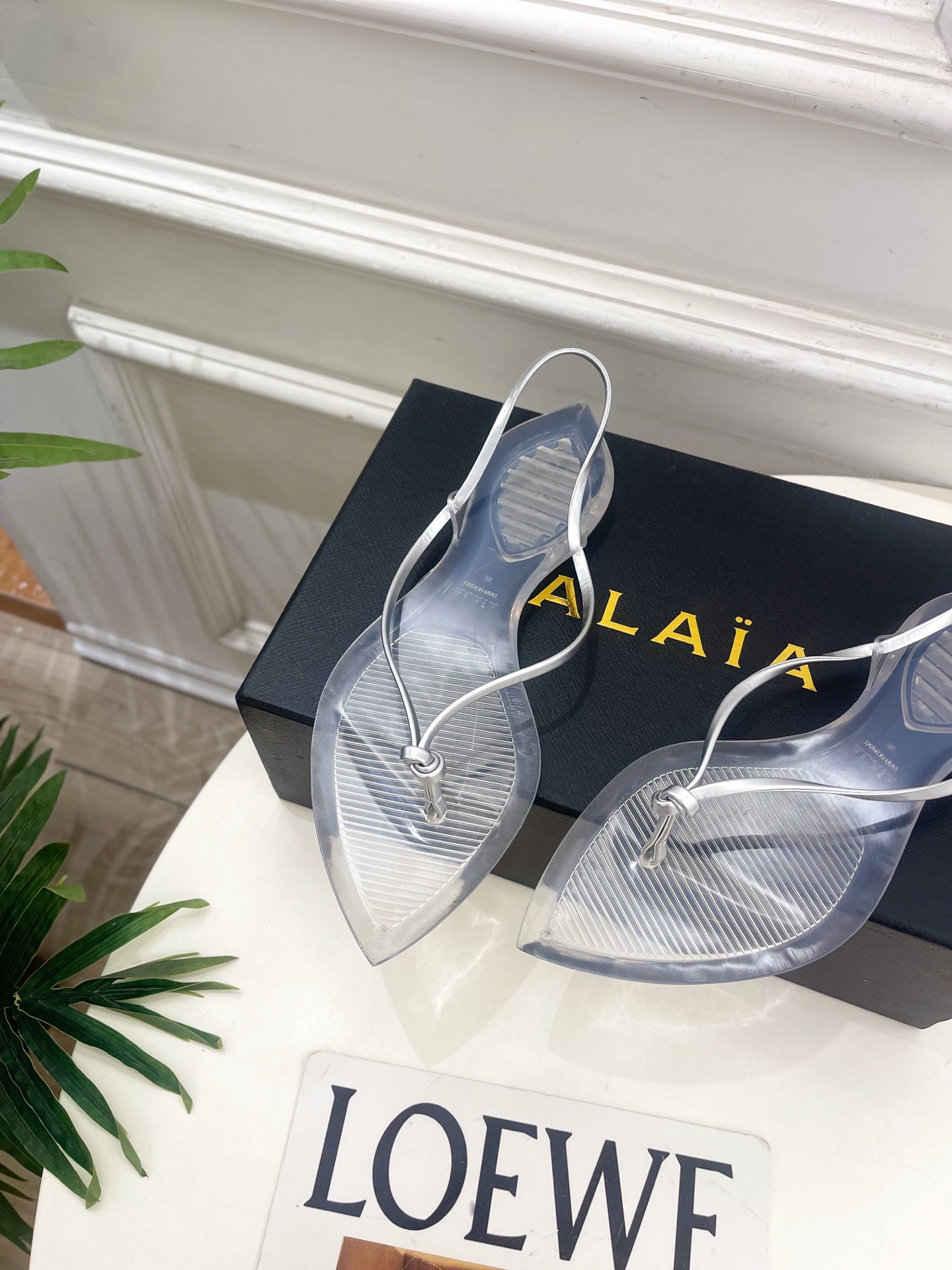 ALAÏA 阿莱亚26𝐬𝐬  2026春夏新品 秀场同款 最新果冻透明底细带夹胶人字拖鞋————————
