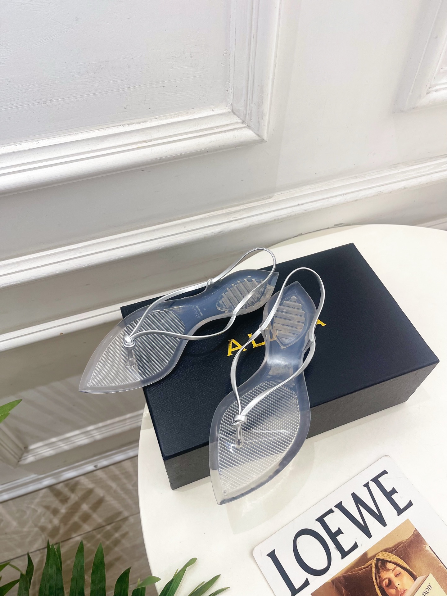 ALAÏA 阿莱亚26𝐬𝐬  2026春夏新品 秀场同款 最新果冻透明底细带夹胶人字拖鞋————————