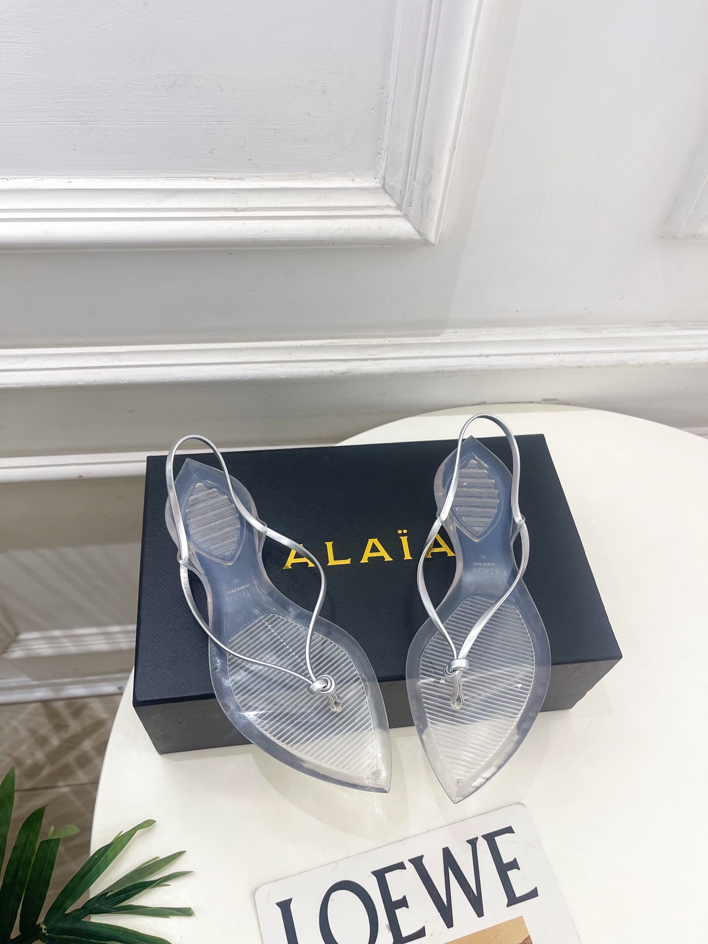 ALAÏA 阿莱亚26𝐬𝐬  2026春夏新品 秀场同款 最新果冻透明底细带夹胶人字拖鞋————————
