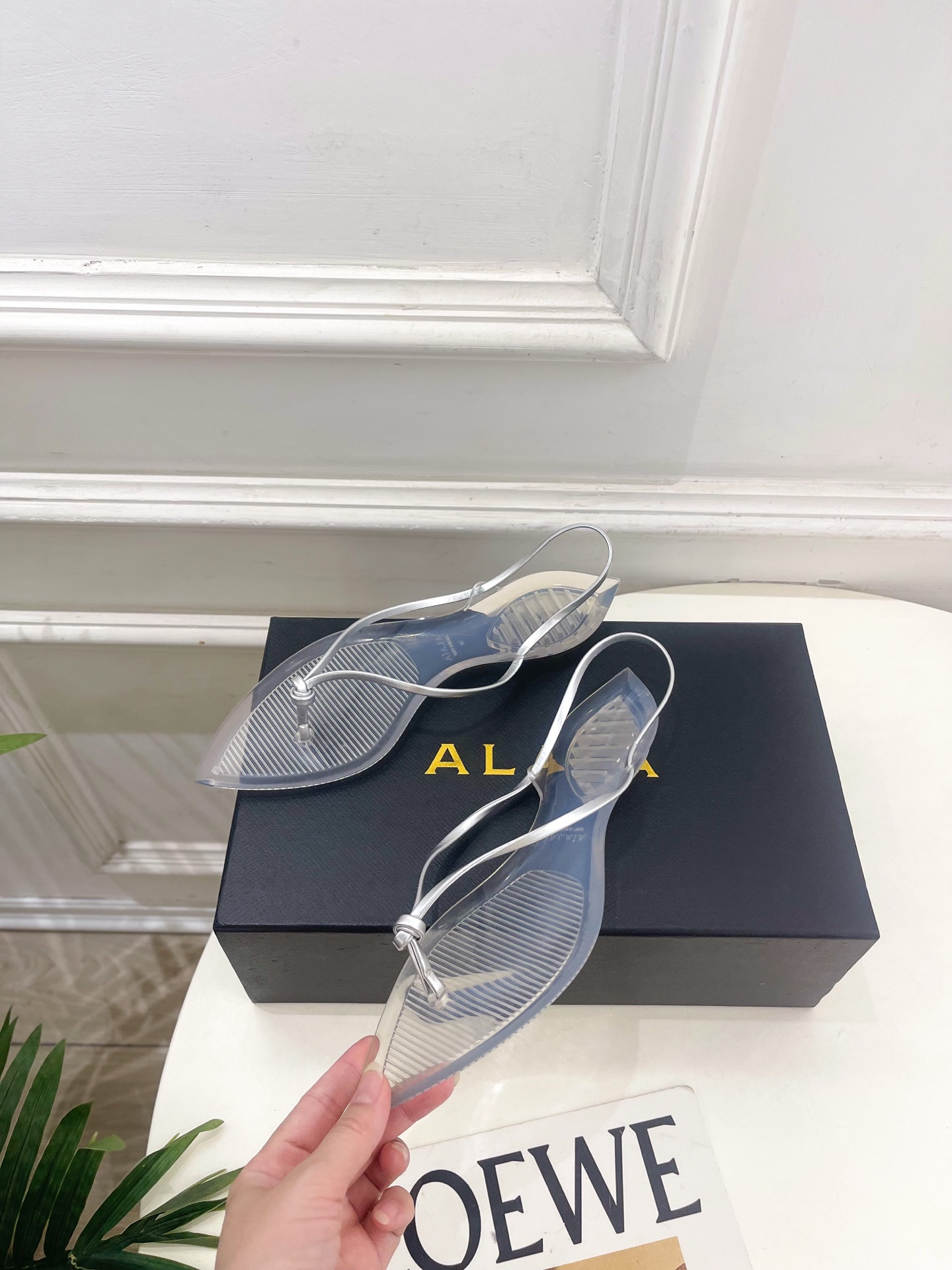 ALAÏA 阿莱亚26𝐬𝐬  2026春夏新品 秀场同款 最新果冻透明底细带夹胶人字拖鞋————————
