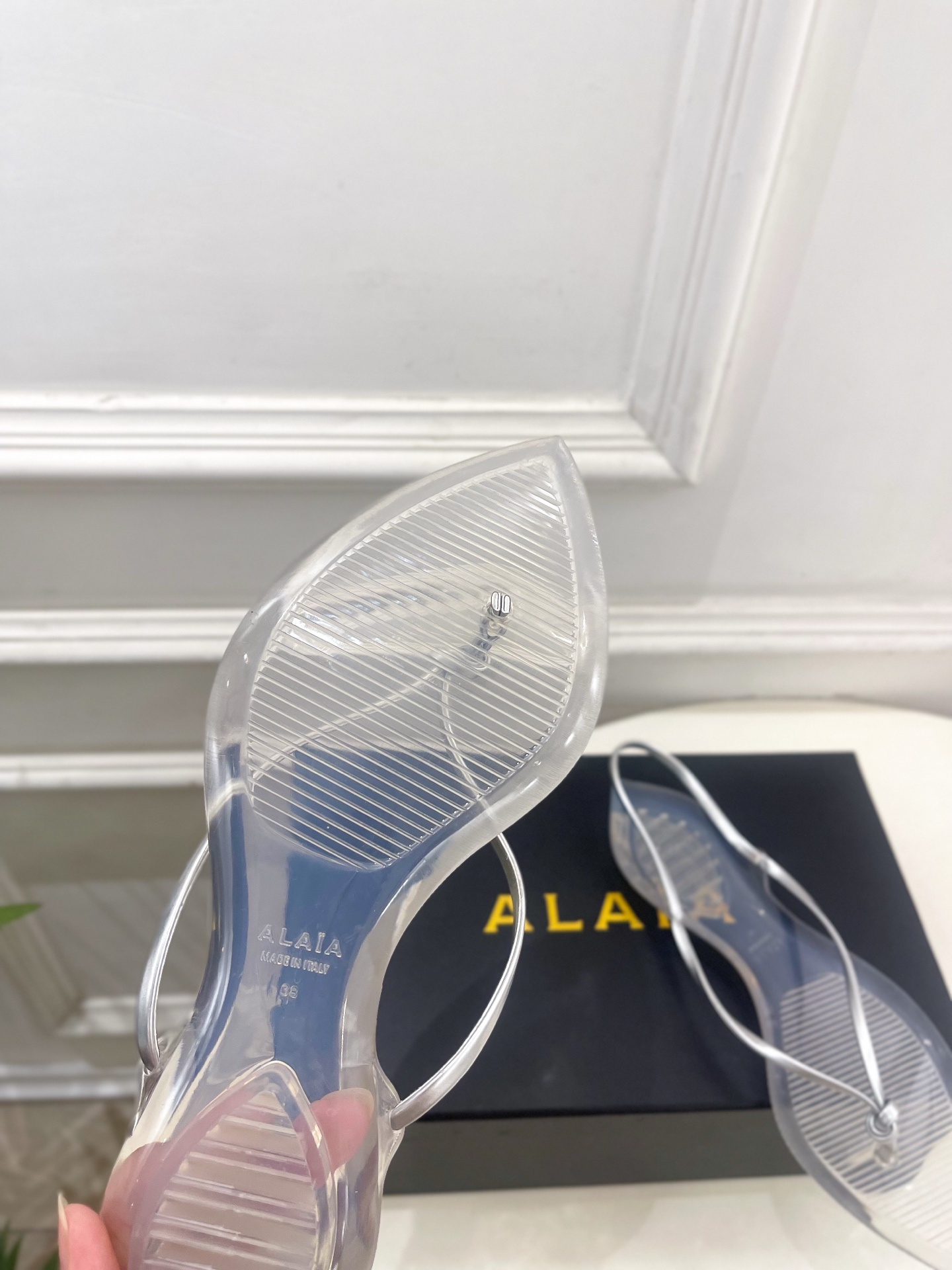 ALAÏA 阿莱亚26𝐬𝐬  2026春夏新品 秀场同款 最新果冻透明底细带夹胶人字拖鞋————————