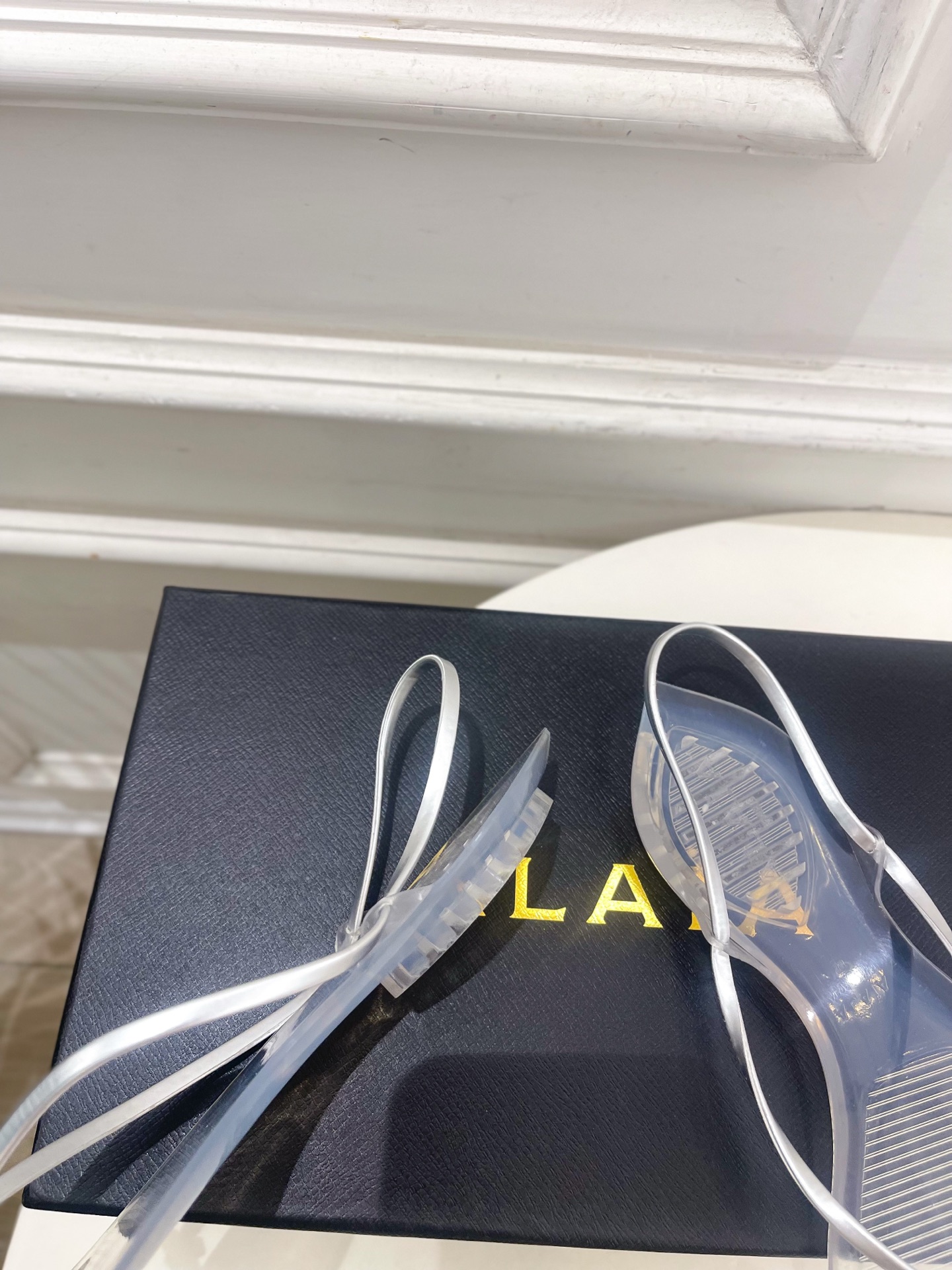 ALAÏA 阿莱亚26𝐬𝐬  2026春夏新品 秀场同款 最新果冻透明底细带夹胶人字拖鞋————————