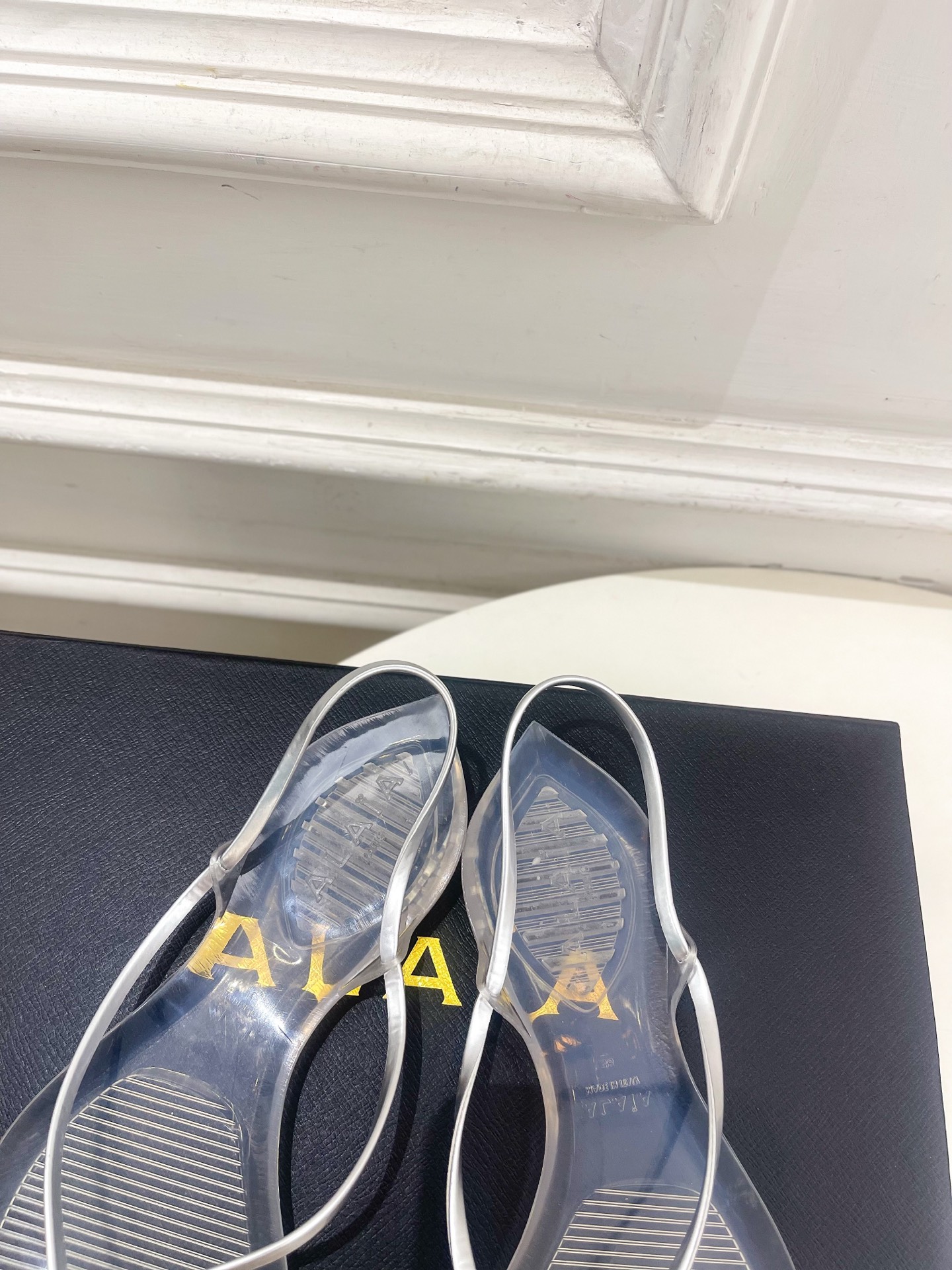 ALAÏA 阿莱亚26𝐬𝐬  2026春夏新品 秀场同款 最新果冻透明底细带夹胶人字拖鞋————————