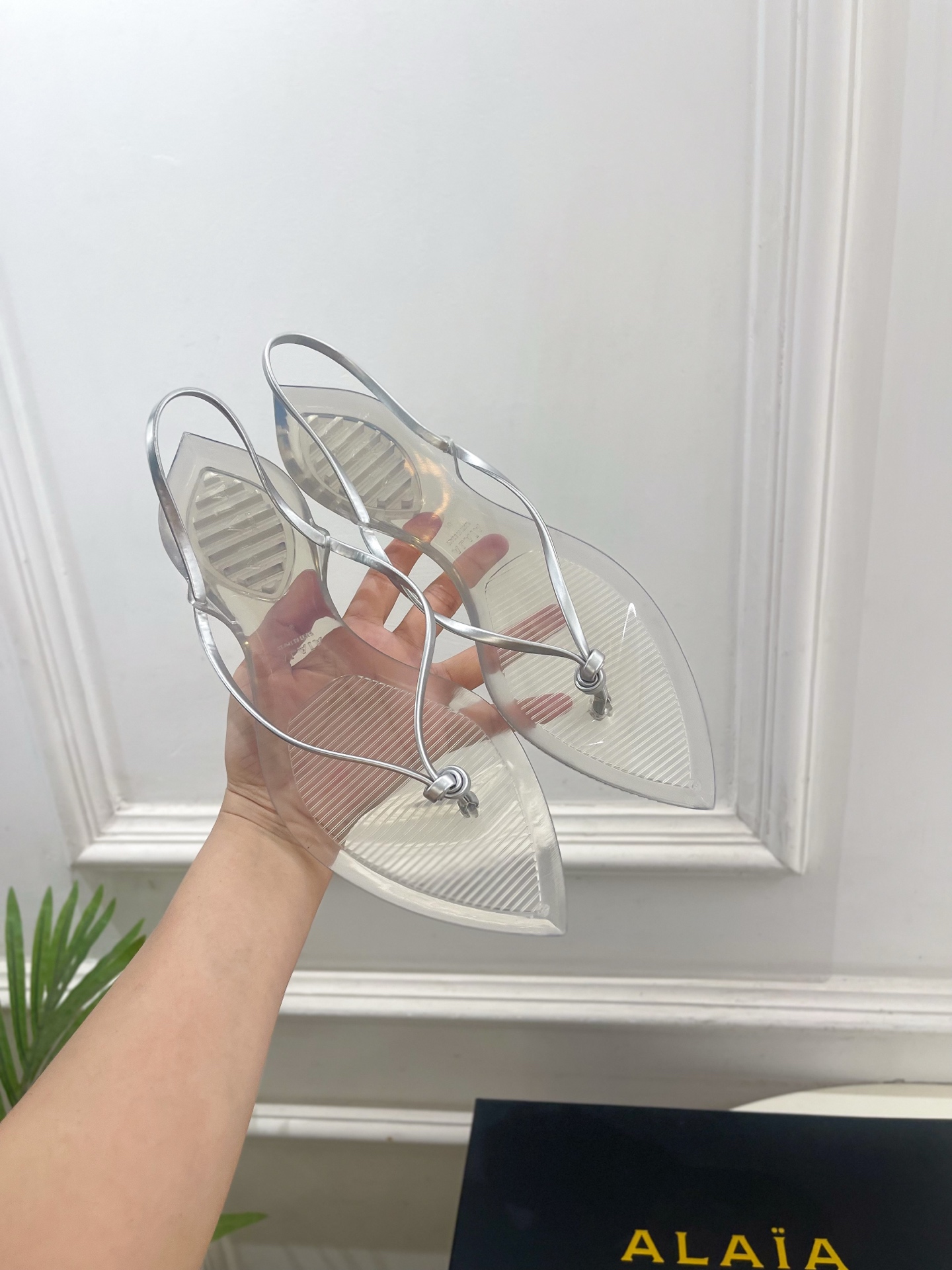 ALAÏA 阿莱亚26𝐬𝐬  2026春夏新品 秀场同款 最新果冻透明底细带夹胶人字拖鞋————————