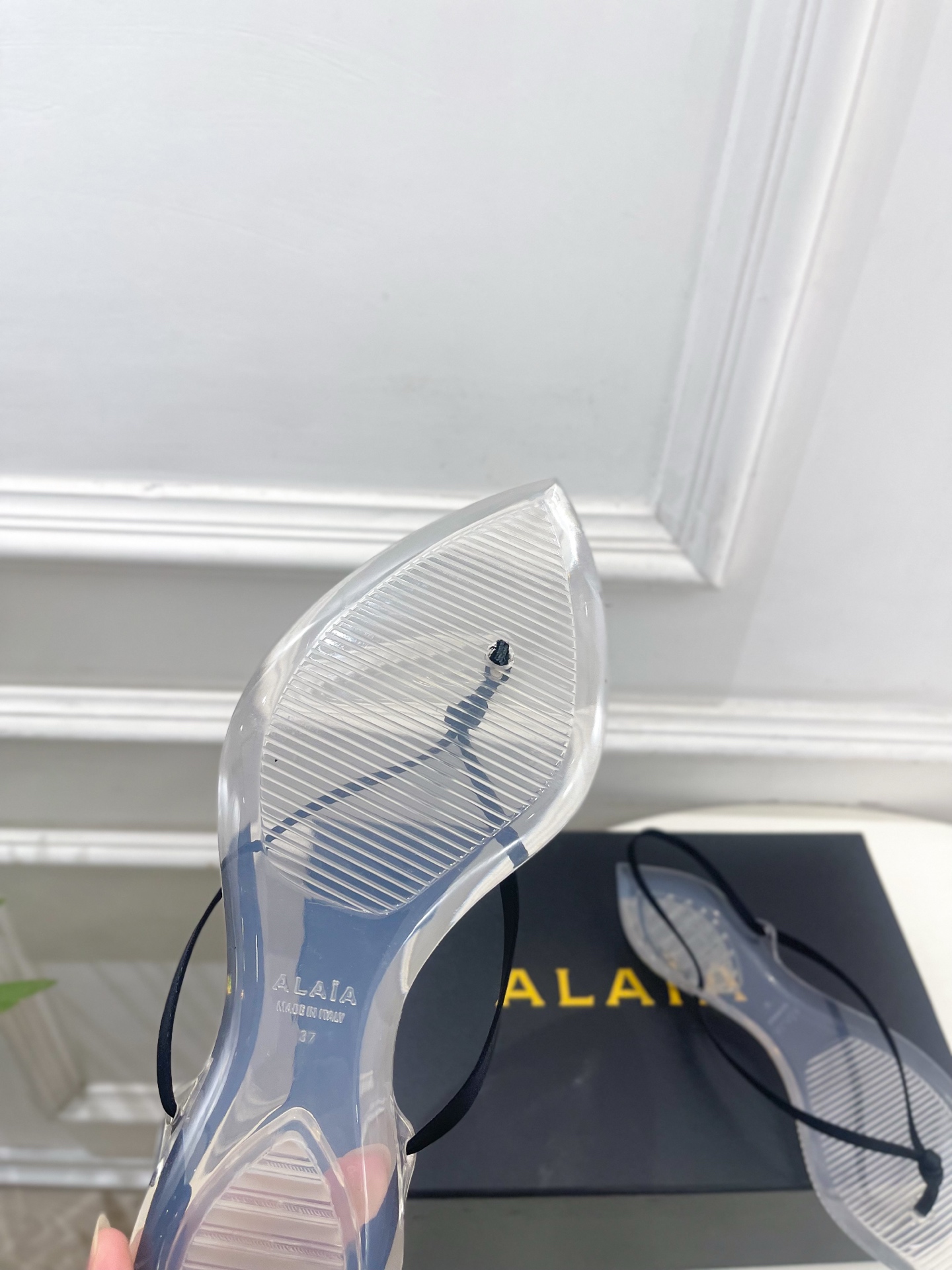 ALAÏA 阿莱亚26𝐬𝐬 2026春夏新品 秀场同款 最新果冻透明底细带夹胶人字拖鞋———————— ALAÏA 阿莱亚26𝐬𝐬 2026春夏新品 秀场同款 最新果冻透明底细带夹胶人字拖鞋————————