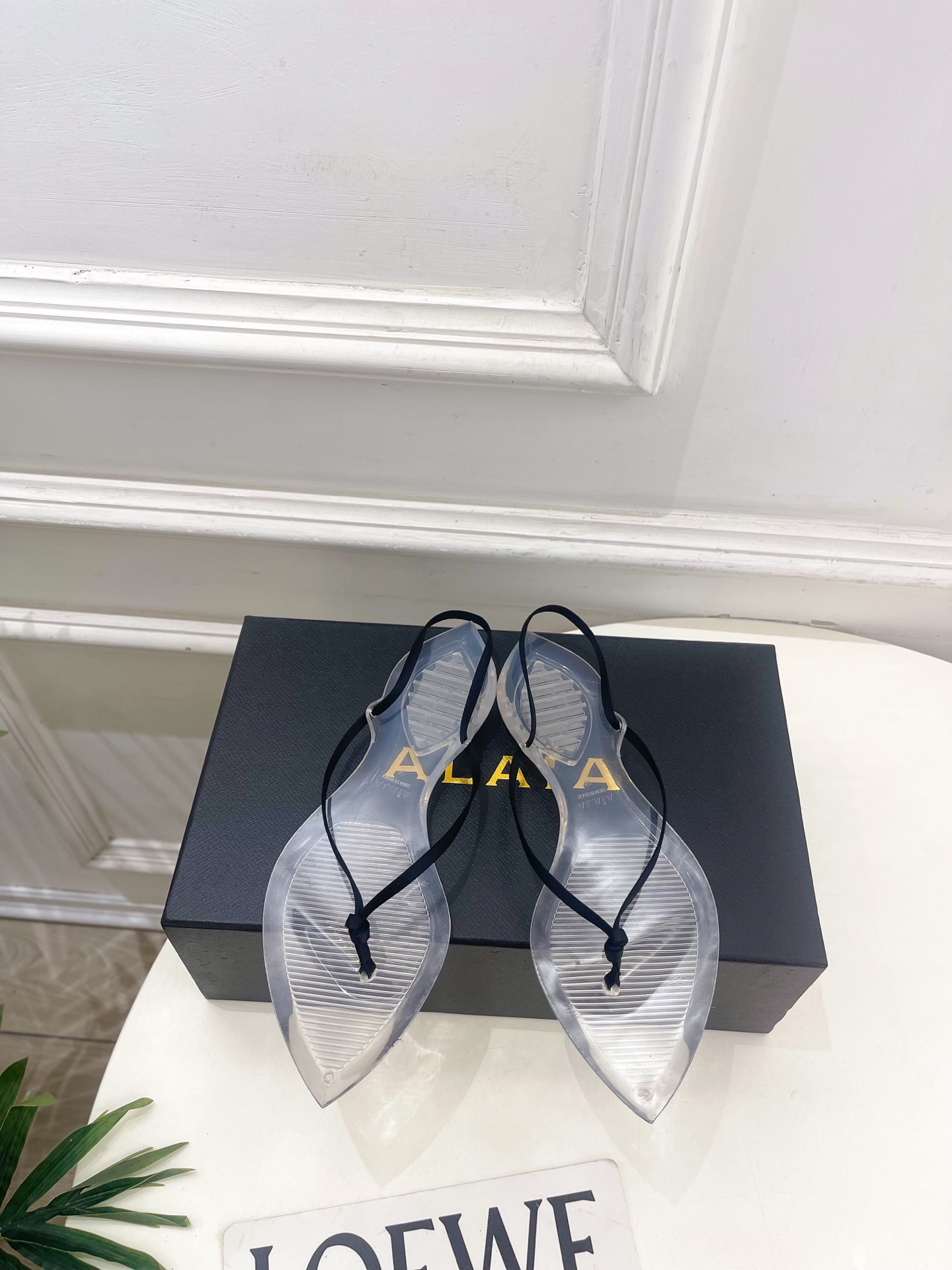 ALAÏA 阿莱亚26𝐬𝐬  2026春夏新品 秀场同款 最新果冻透明底细带夹胶人字拖鞋————————