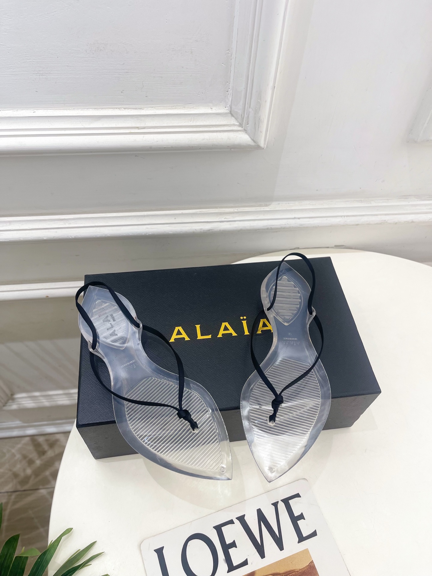 ALAÏA 阿莱亚26𝐬𝐬 2026春夏新品 秀场同款 最新果冻透明底细带夹胶人字拖鞋———————— ALAÏA 阿莱亚26𝐬𝐬 2026春夏新品 秀场同款 最新果冻透明底细带夹胶人字拖鞋————————