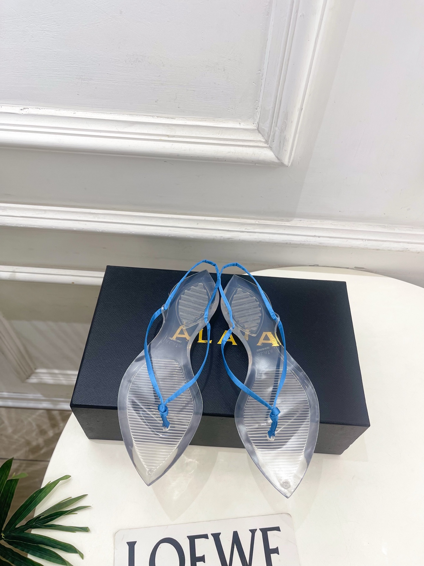 ALAÏA 阿莱亚26𝐬𝐬  2026春夏新品 秀场同款 最新果冻透明底细带夹胶人字拖鞋————————